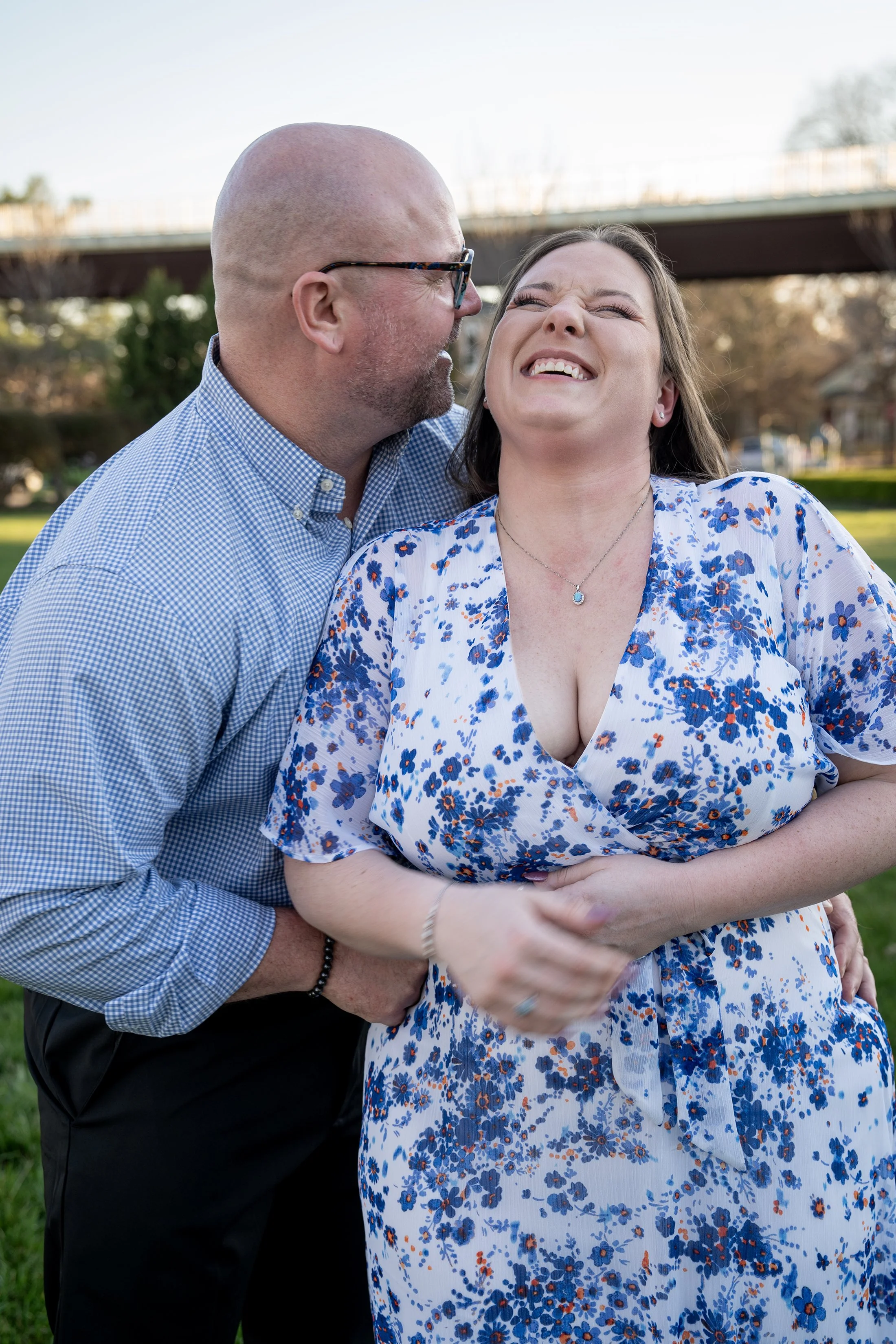 ashley-and-adam-engagement-photographs-shelby-marie-photography-walking-bridge-louisville-kentucky_27.jpg