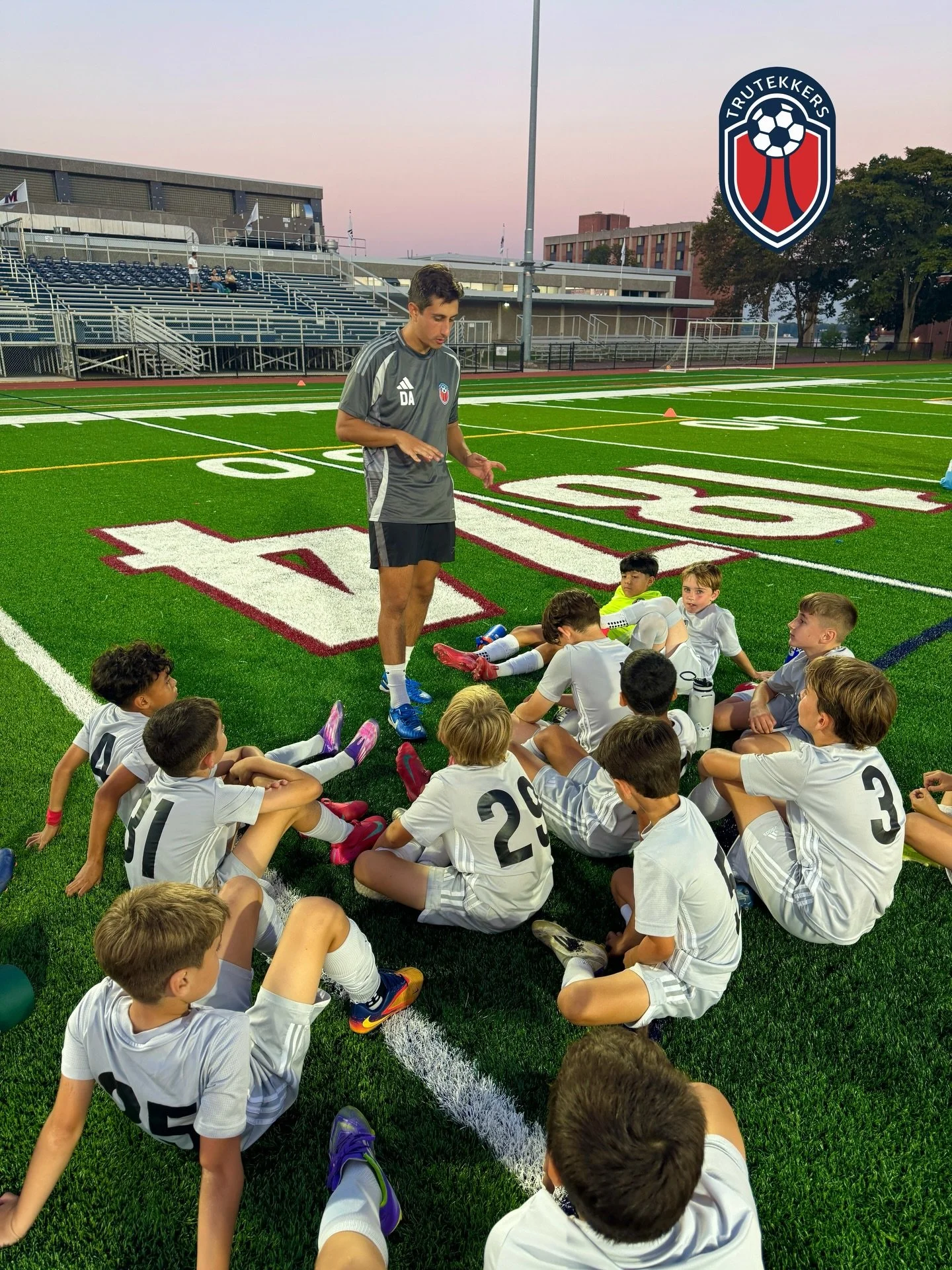 These freezing NYC winters are making us miss outdoor soccer a little extra today 🥶⚽

Fall moments like this with our B2016 Elite Red remind us why we do what we do&mdash;development, passion, and coaching that&rsquo;s always engaged&hellip; when sh