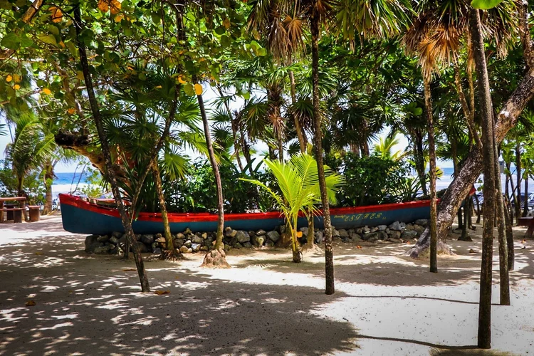 Little French Key — ROATAN
