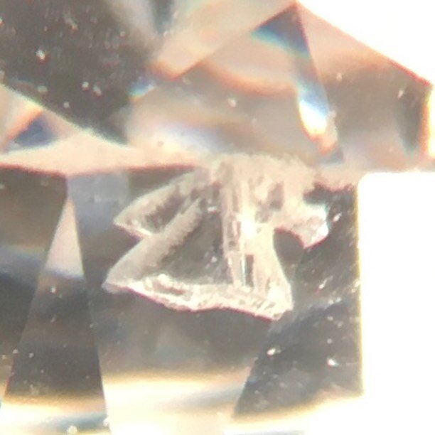 Love the hidden surprises in diamonds. 💎⚒ Trigons. You would never know they were they from the top of the stone. ➡️ #trigon #diamond #hiddensurprises #europeancut #vintagediamond #antiquediamond #sustainability #gemology