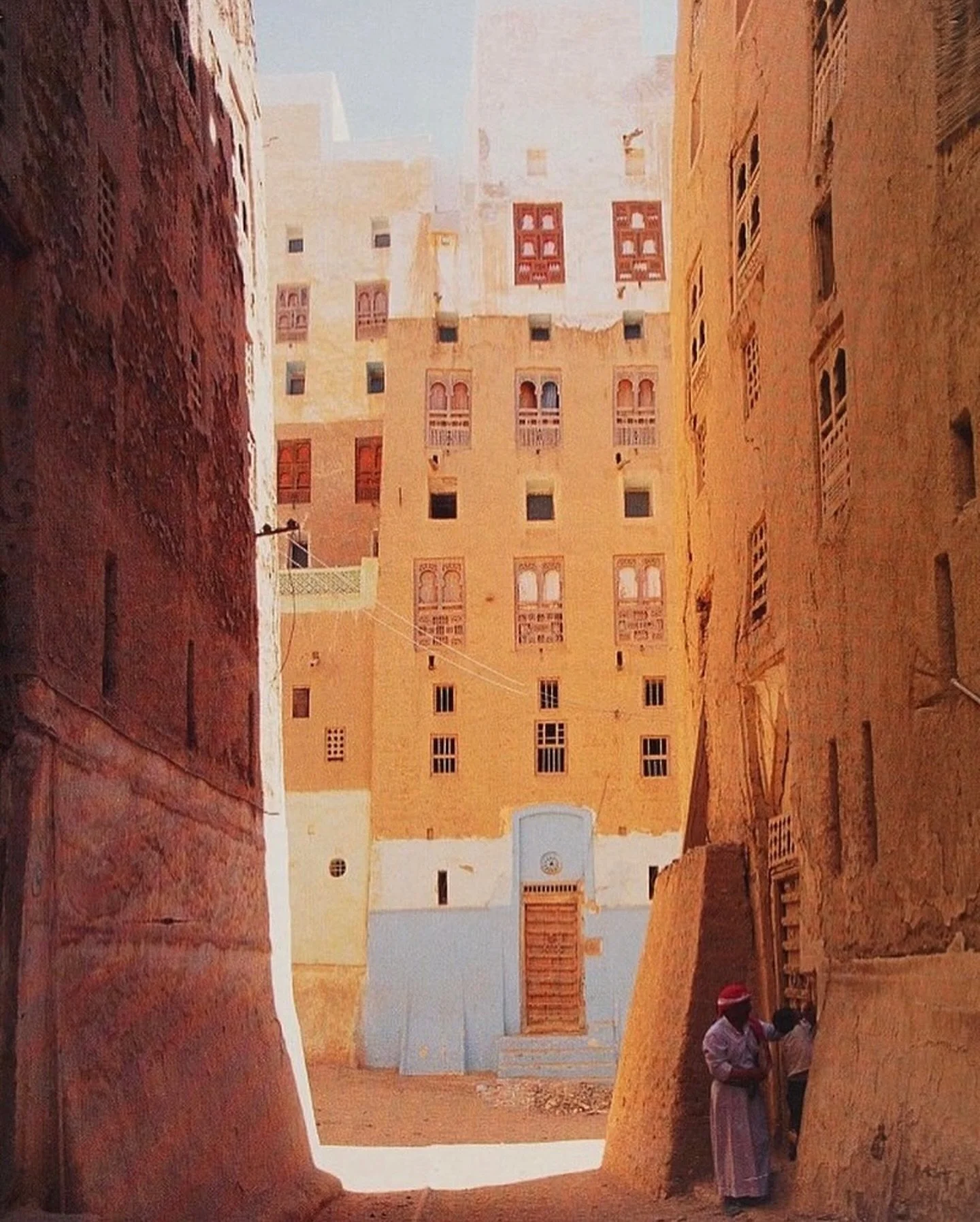 High-rise mud brick houses in Shibam, Yemen: Land and People, Sarah Searight, 2002 ✺ via @friendswithclay