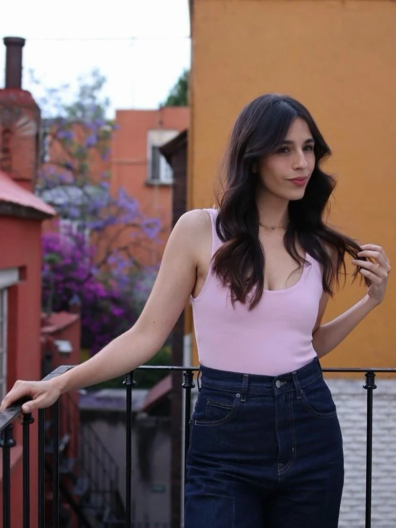 Gabriella Lira ✺ Artista de Color
@ellabygabriellalira 

Gaby es orgullosamente regiomontana, trabaj&oacute; en Shangh&aacute;i en la cadena francesa Franck Provost, donde desarroll&oacute; una sensibilidad especial por el detalle y el buen gusto.

E