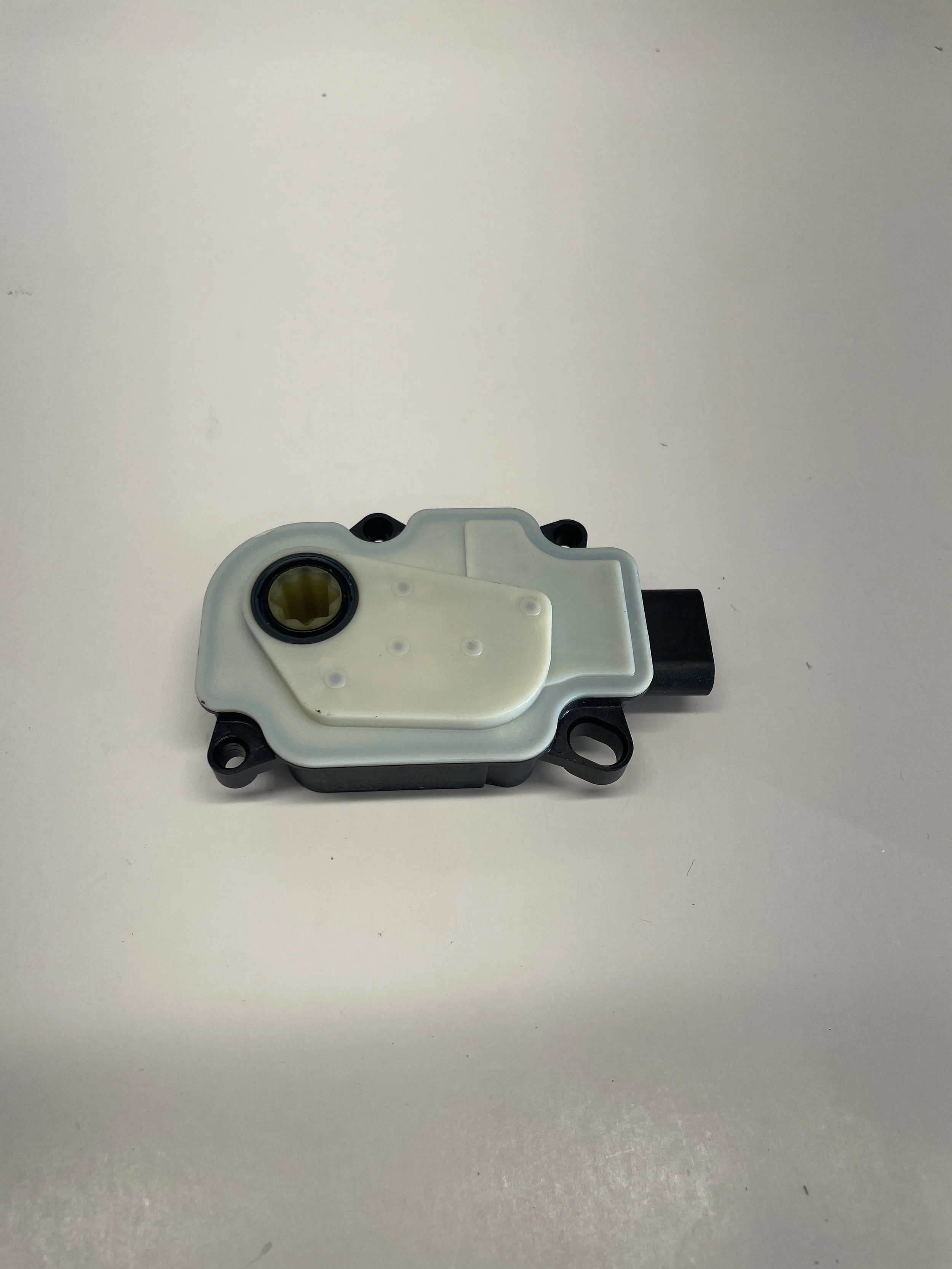 Tesla Model S Front Louver Vent Actuator 110485401 — ReelDeal EV EV