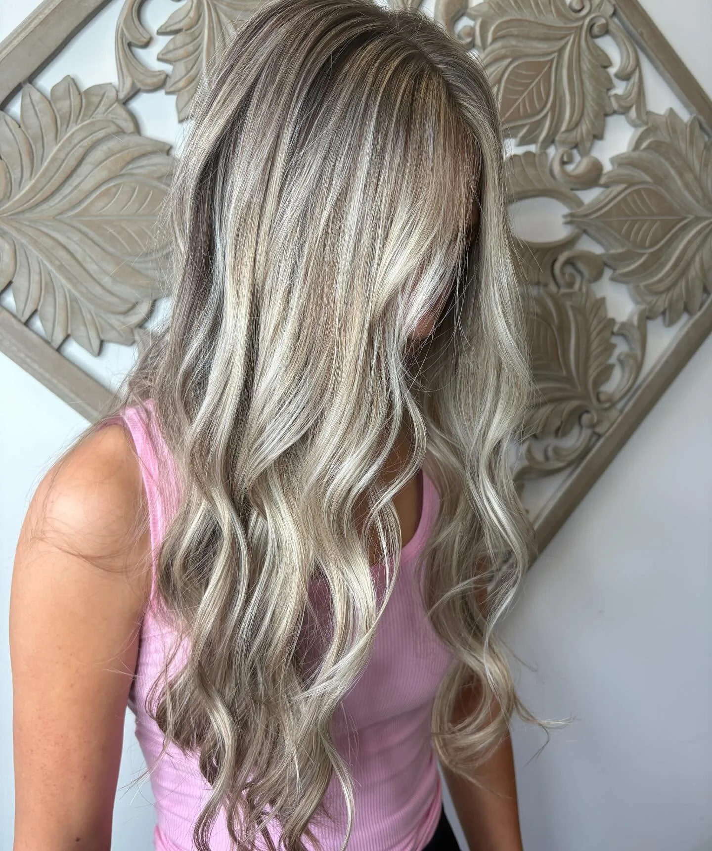 🍁 Keeping it cool for fall ❄️✨
This blonde has the perfect mix of cozy depth + bright, cool tones &mdash; proving you don&rsquo;t have to go dark to feel autumn-ready. 💇🏼&zwj;♀️🍂

Hair by | @hairbyjessikat