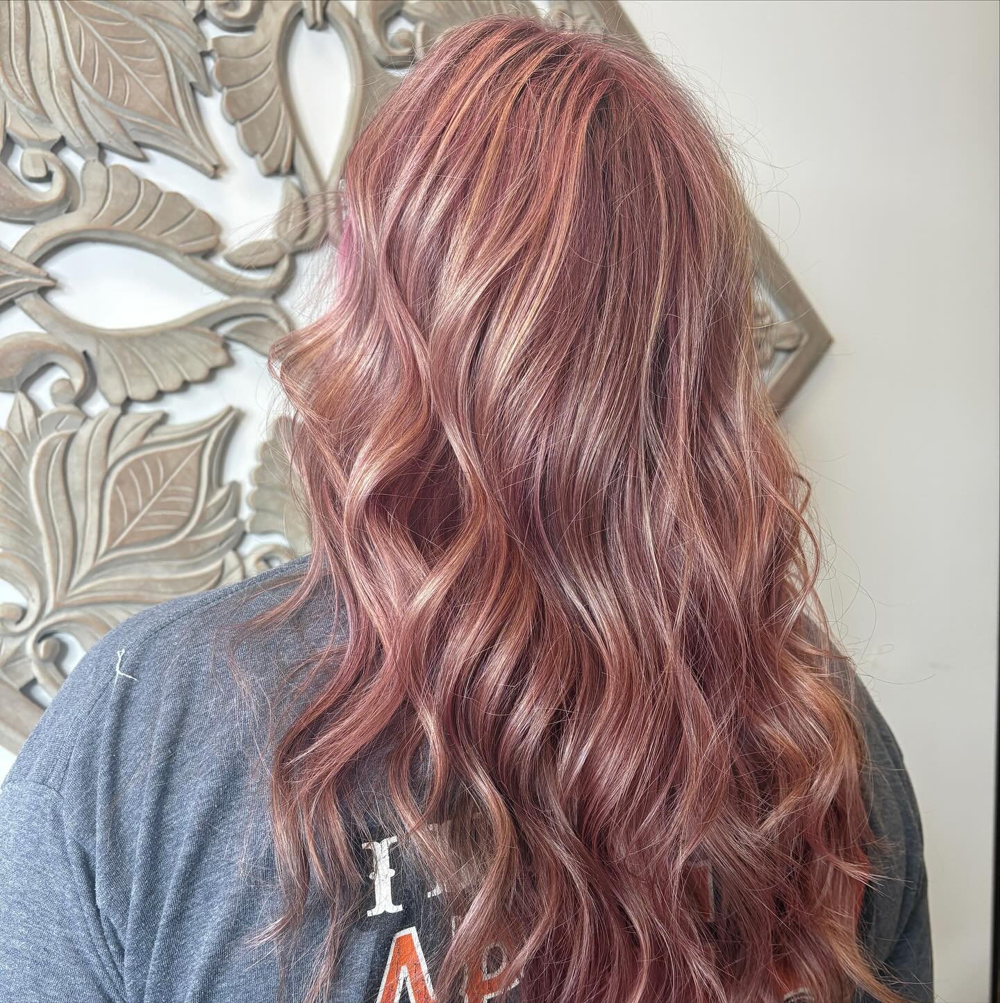 ✨ Berry Blush Dimensions ✨
We are loving this multi-tonal blend of rose, blush, and berry hues. With soft waves to show off the dimension, this look is the perfect mix of playful + sophisticated. 💕🍓

🌸 Ideal for anyone wanting to add warmth and fu