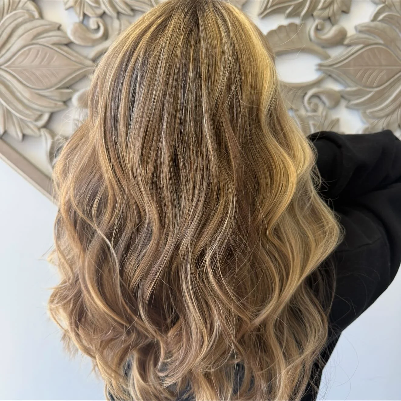 🍂✨ Toned down + Fall ready ✨🍂
This season we&rsquo;re softening those summer blondes into cozy, dimensional hues. Warmer ribbons, a little root depth, and a natural melt make the perfect transition into fall&mdash;without losing that brightness.

W