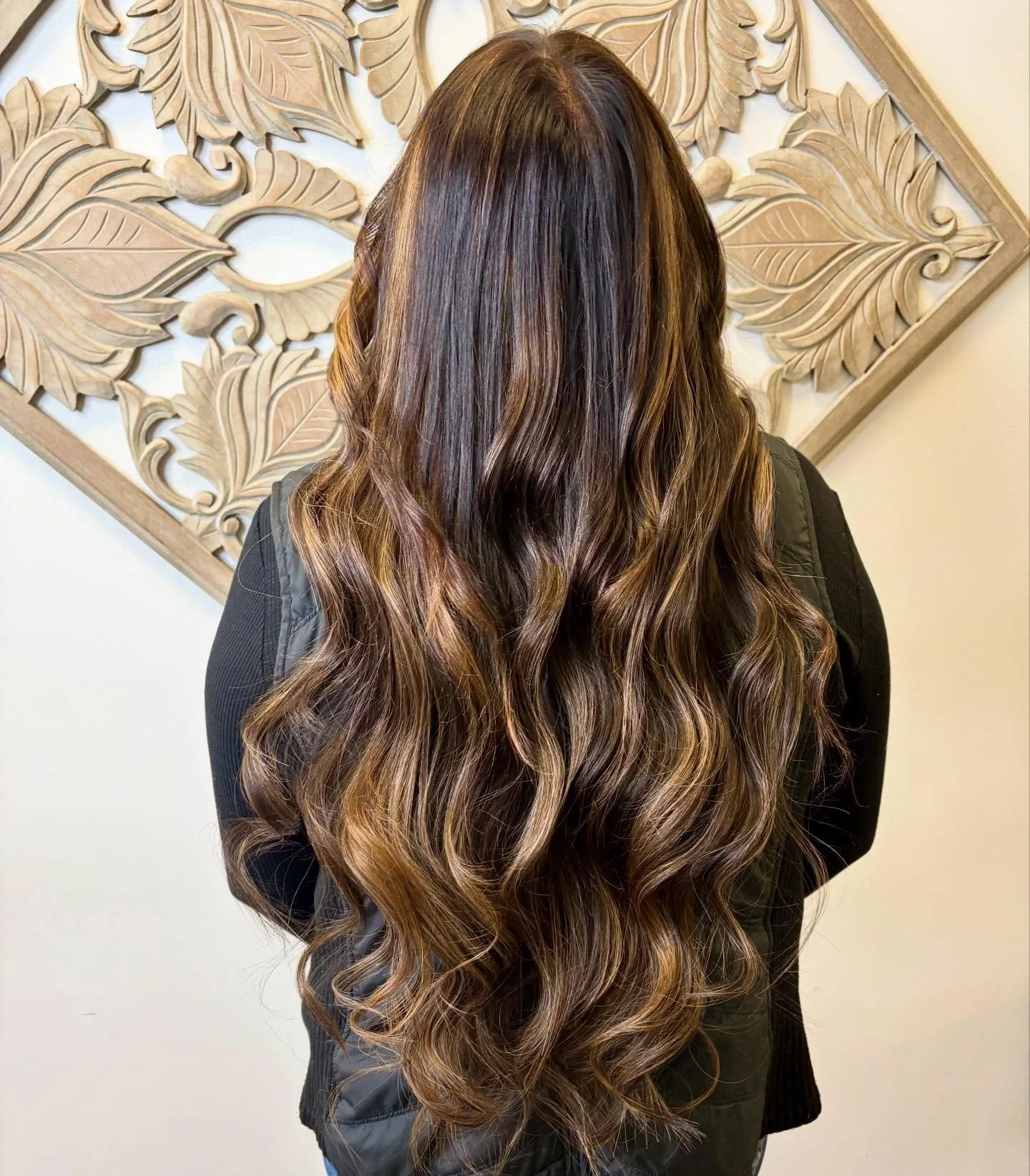 🌟 This color is absolutely beautiful&hellip; but can we talk about that SHINE?! 🌟
Nothing elevates your hair like a glossy, reflective finish. Healthy shine makes every dimension pop and brings your color to life &mdash; whether you go dark + rich,