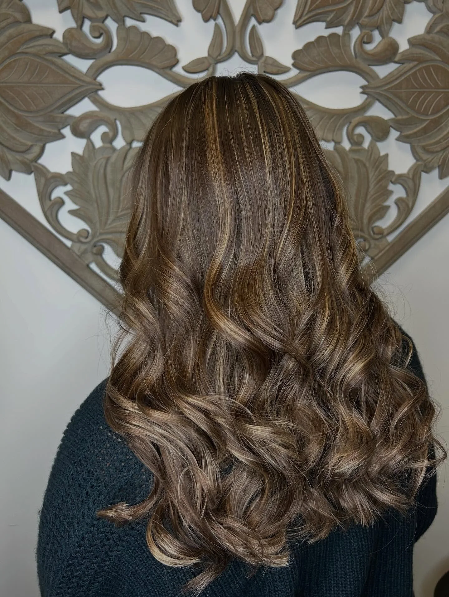 Keep your hair Merry and BRIGHT✨this holiday season Book with Taylor now before the festivities begin! 🎅