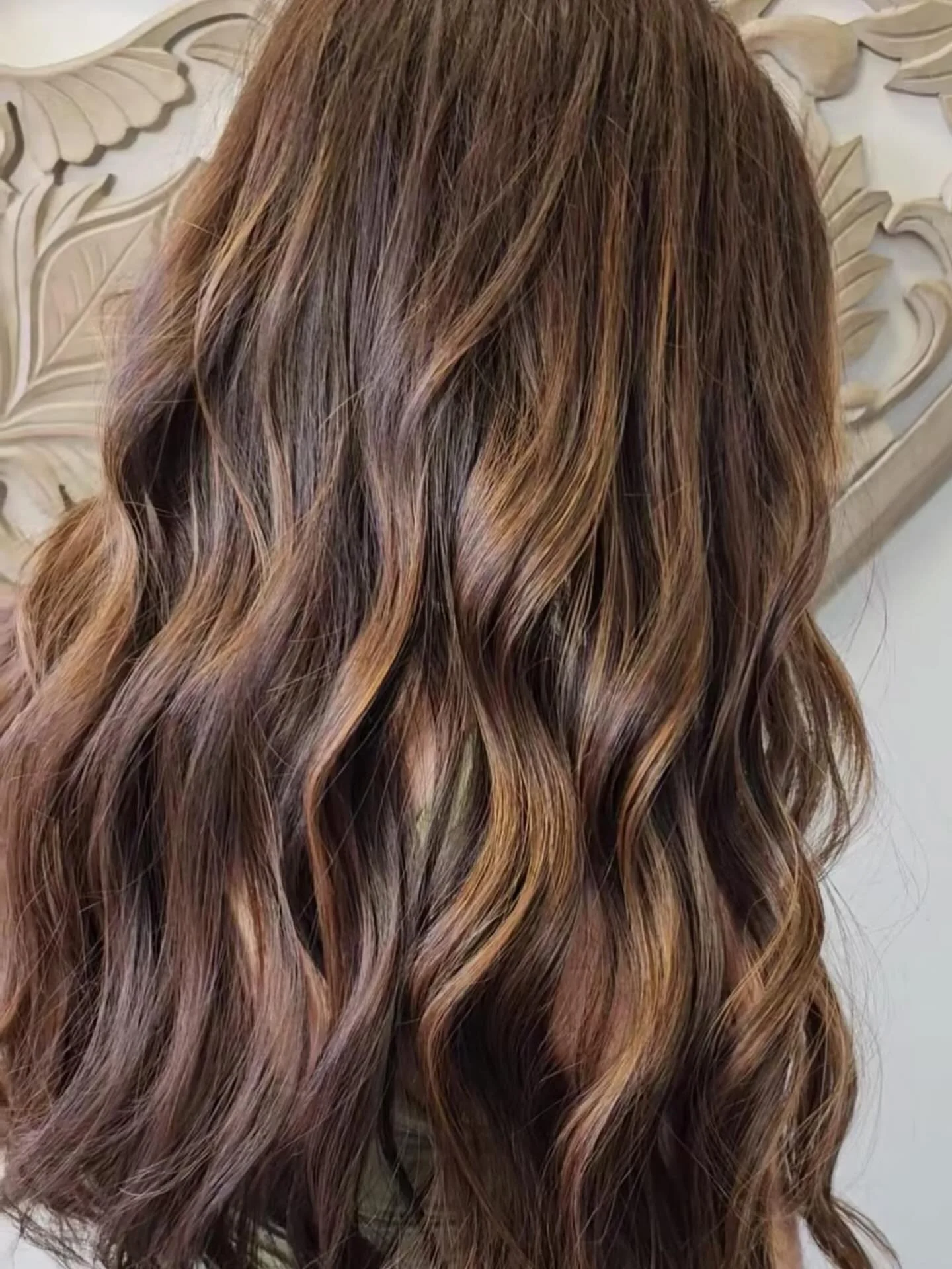 ✨ Rich dimension, effortless movement ✨
This brunette isn&rsquo;t one flat shade&mdash;it&rsquo;s layered with warm ribbons to create depth, softness, and shine.
Strategic dimension like this grows out beautifully and keeps hair looking healthy betwe