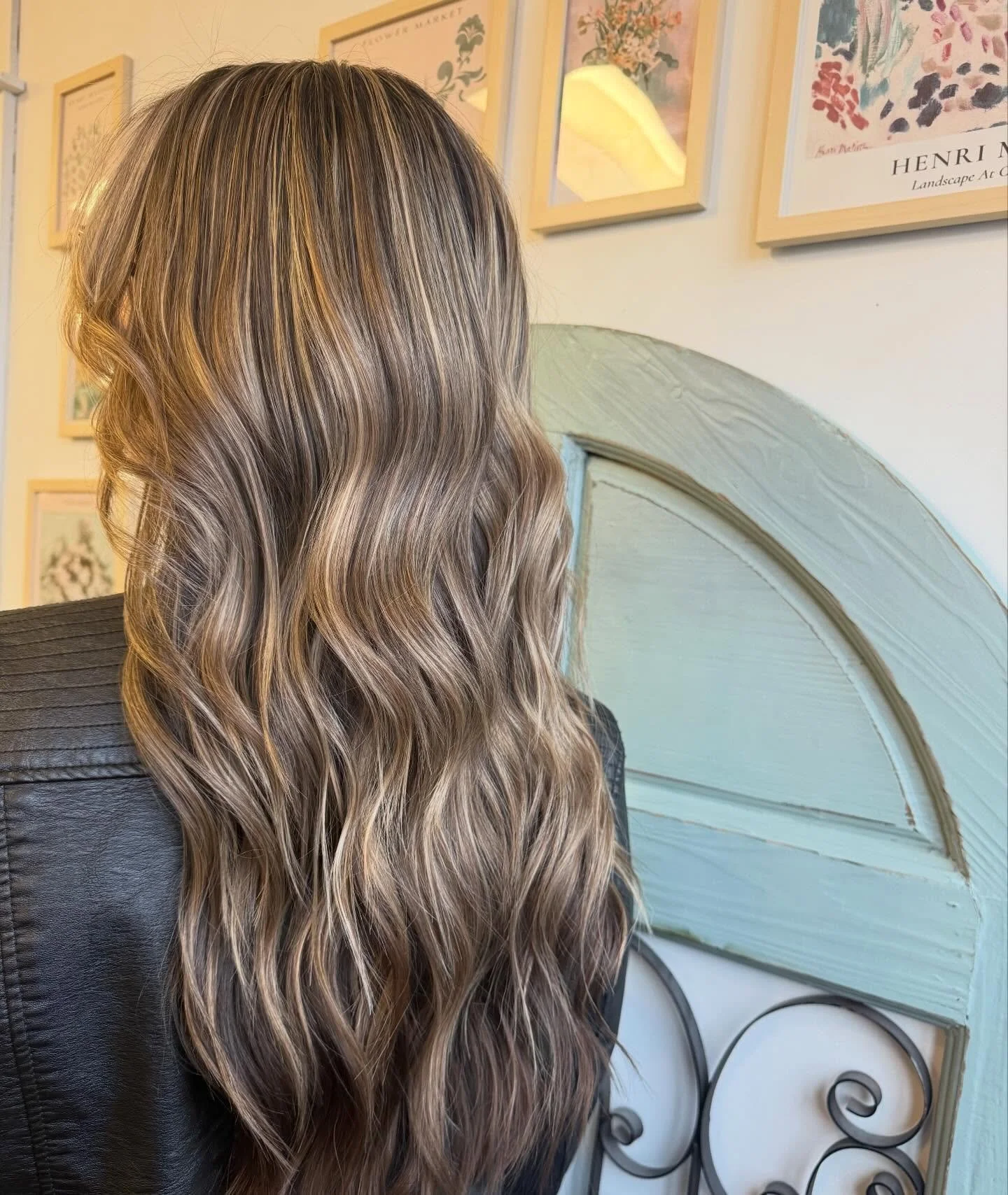 Soft ribbons of lightness, blended seamlessly for that lived-in, expensive finish. Movement, depth, and shine from every angle.

And yes&hellip; you might notice something new 👀
We officially have new photo walls in the salon, so expect to see some 