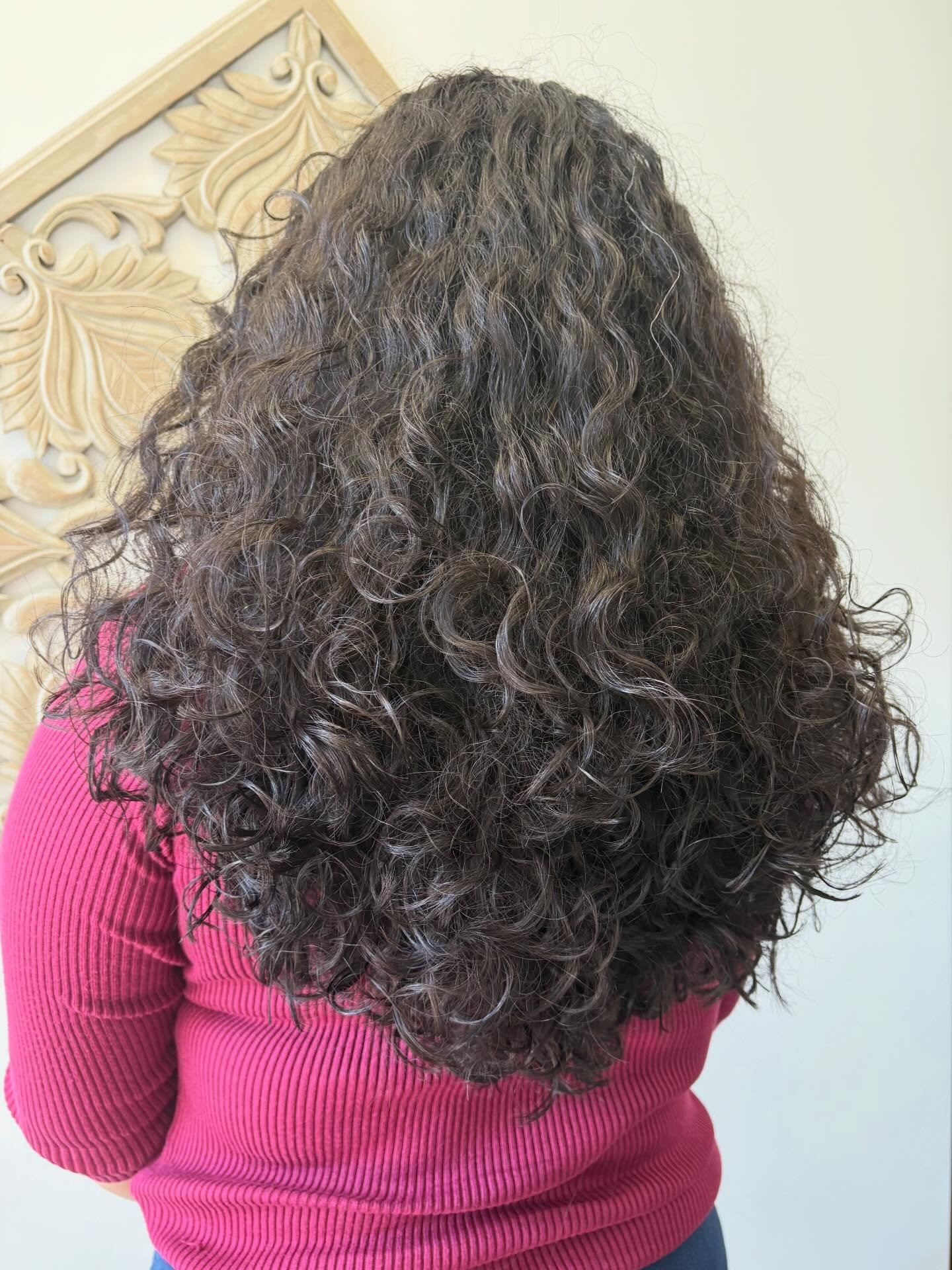 Curly girls&hellip; this is your sign ✨

This transformation was done using a specialized Mizani curly cut &mdash; designed to work with your natural curl pattern, not against it.

At Rising Lotus, Ari is our go-to for all things curls. If you&rsquo;