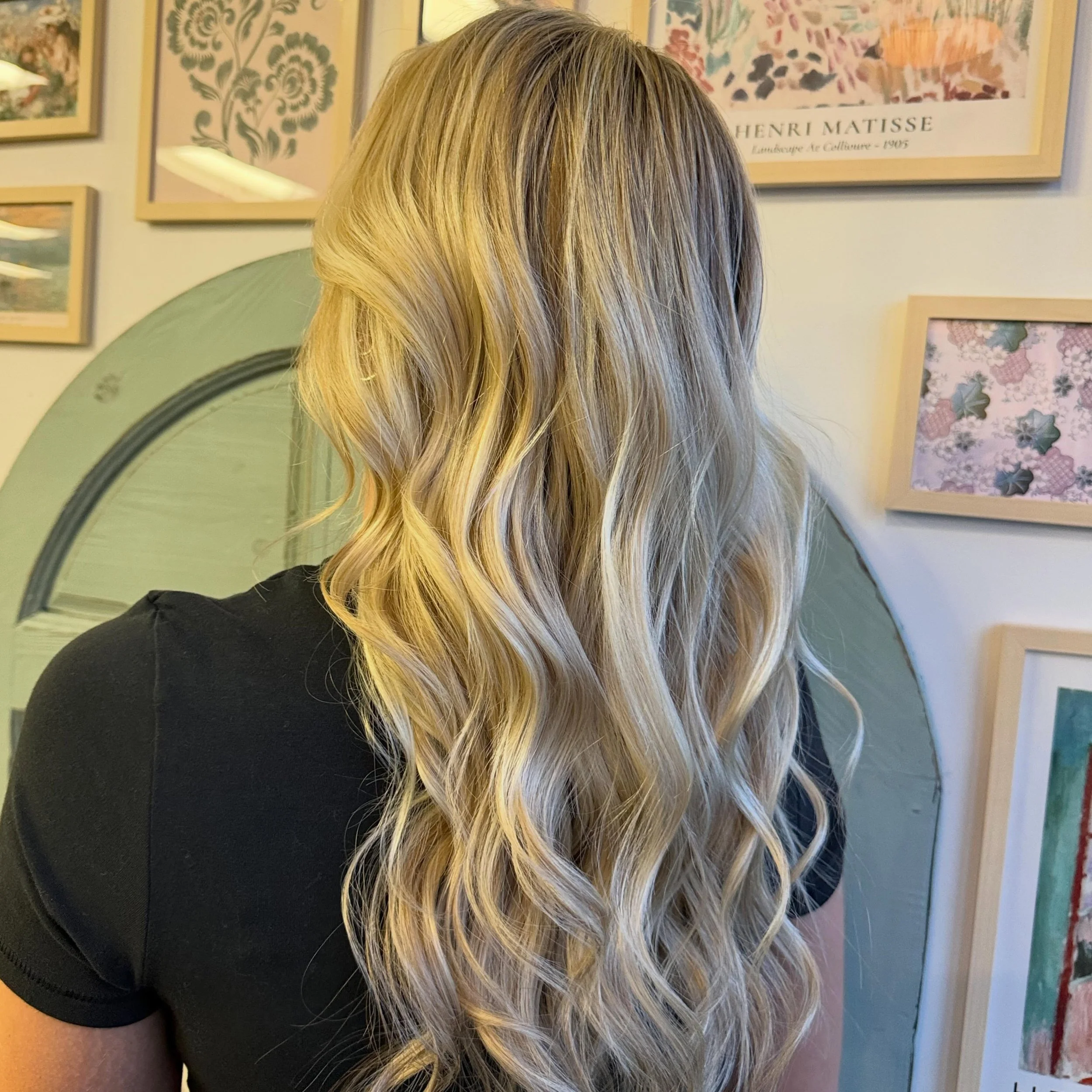 Bright and Lovely for the warmer weather! ☀️

Want a beautifully blended bright blonde highlight? We have just the technique!!! 

Hair by | @hair.by.lauren.a