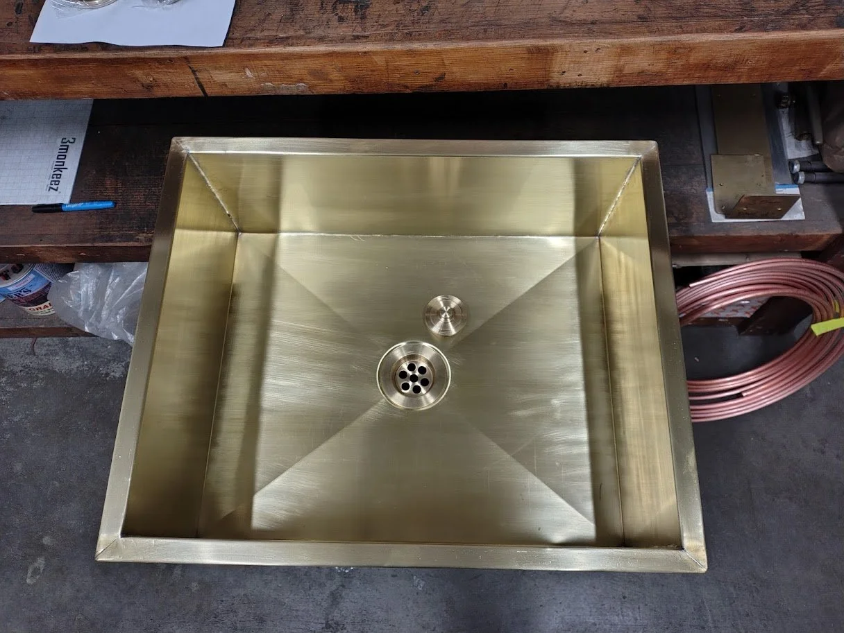 SINK WITH CUSTOM PLUG