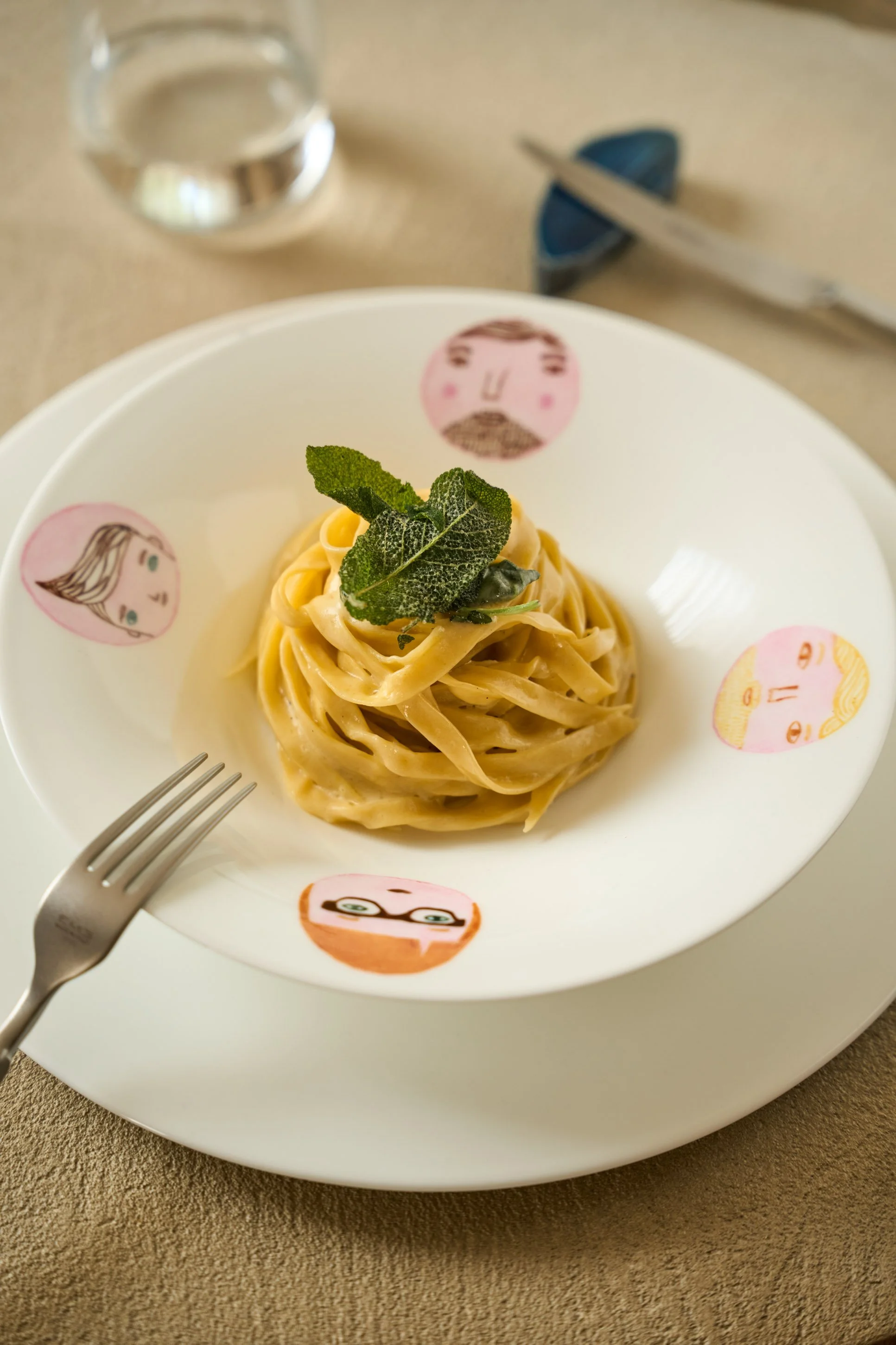 Fotografia food professionale di tagliatelle burro e salvia in ristorante a Milano, pasta fresca all'uovo su piatto illustrato — Cardinali Studio