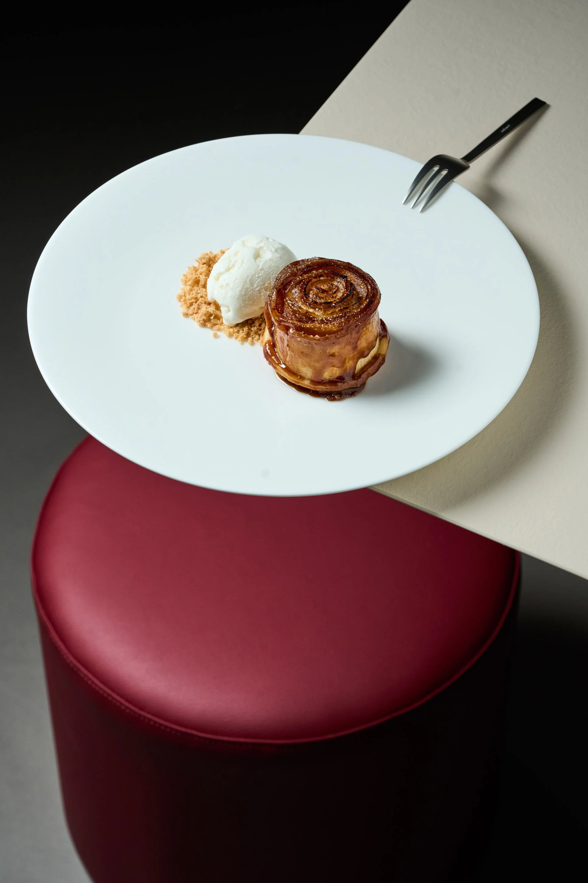 Fotografia food professionale di tarte tatin con gelato alla vaniglia su piatto rotondo bianco, ristorante gourmet a Milano — Cardinali Studio