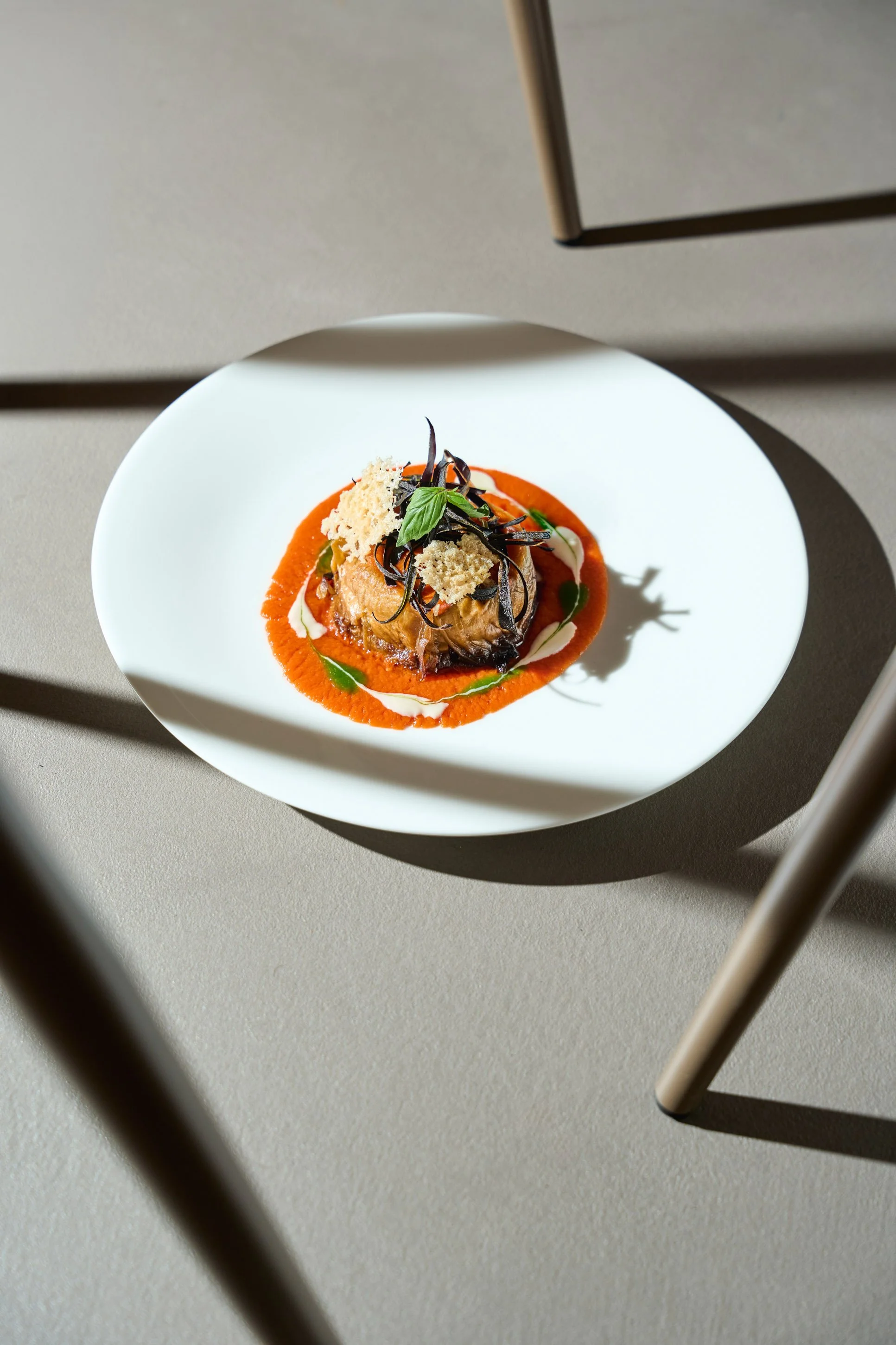 Fotografia food professionale creativa con luce flash: secondo piatto gourmet su salsa di pomodoro in ristorante a Milano — Cardinali Studio