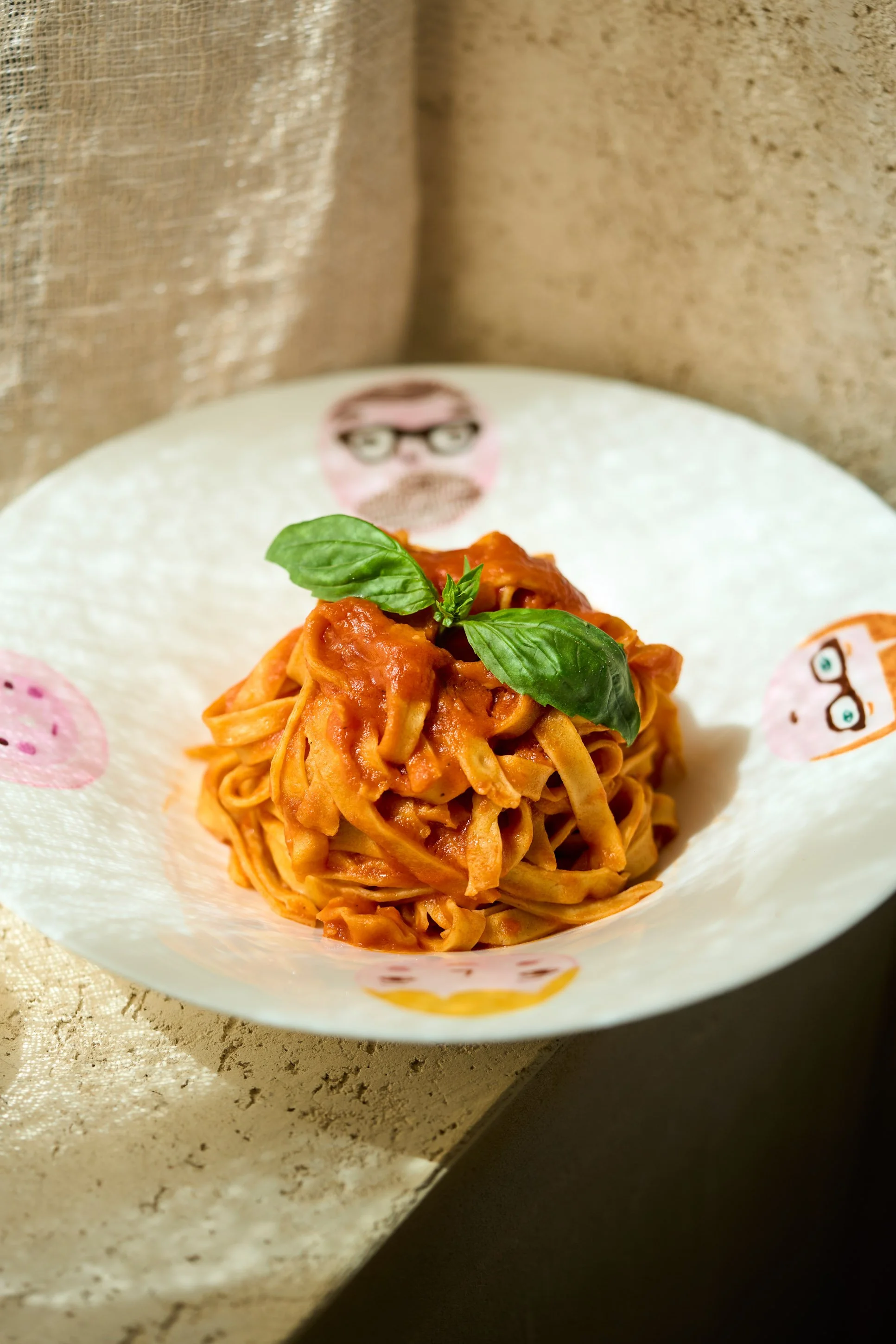 Fotografia food professionale di tagliatelle al pomodoro e basilico fresco in ristorante a Milano — Cardinali Studio