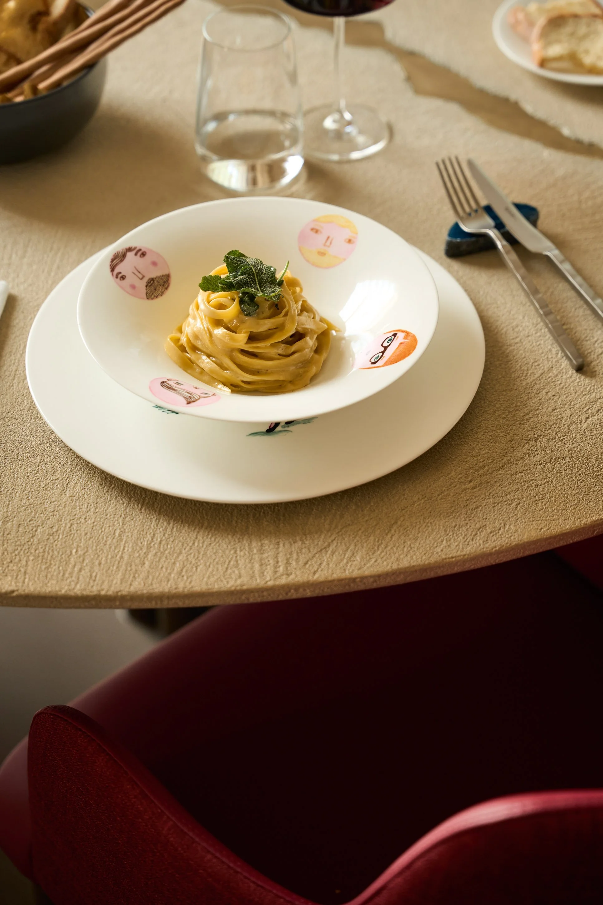 Fotografia food e sala ristorante a Milano: tagliatelle burro e salvia sul tavolo apparecchiato con atmosfera calda — Cardinali Studio