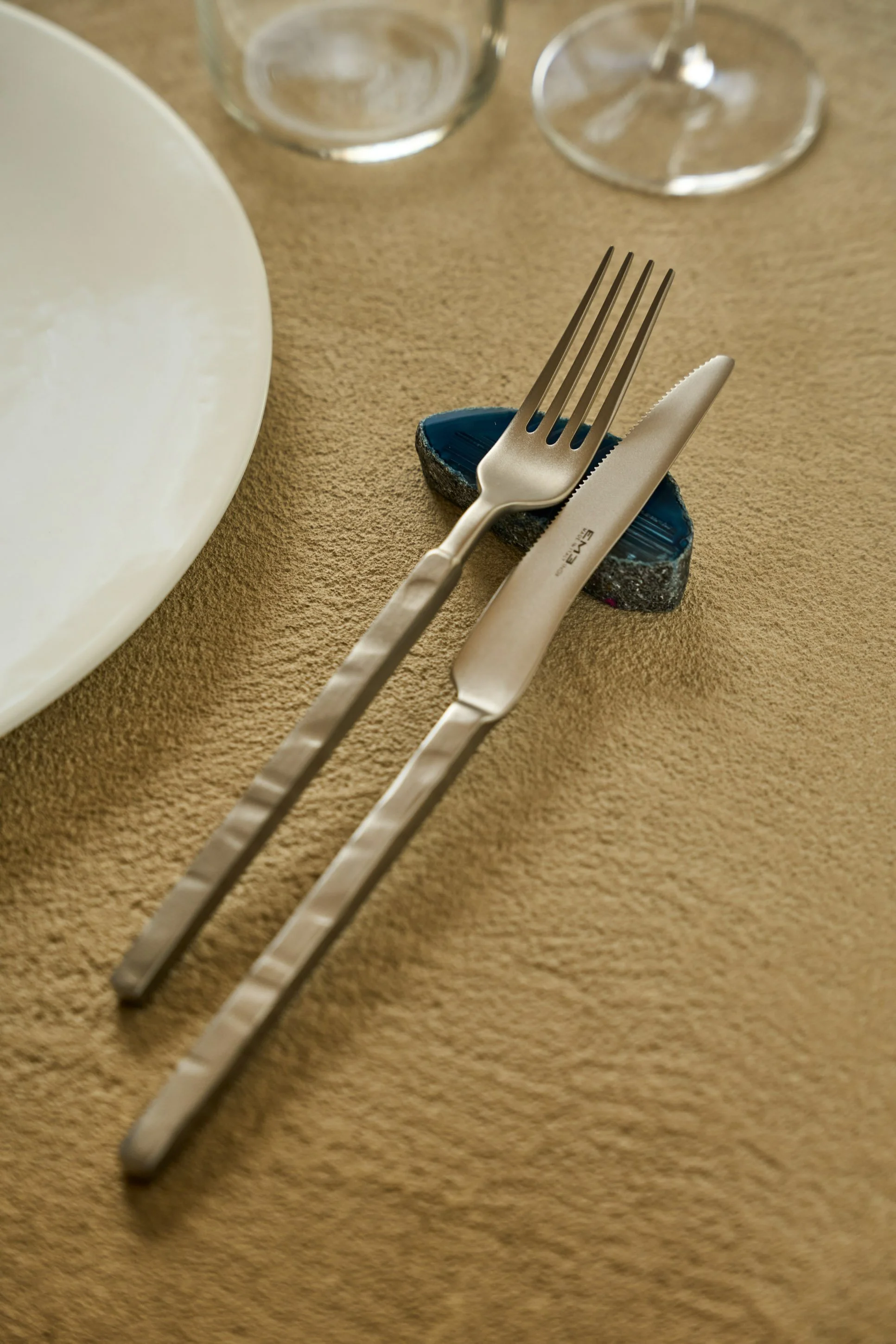 Fotografia food professionale di dettaglio sala: posate di design con pietra di agata in ristorante di lusso a Milano — Cardinali Studio