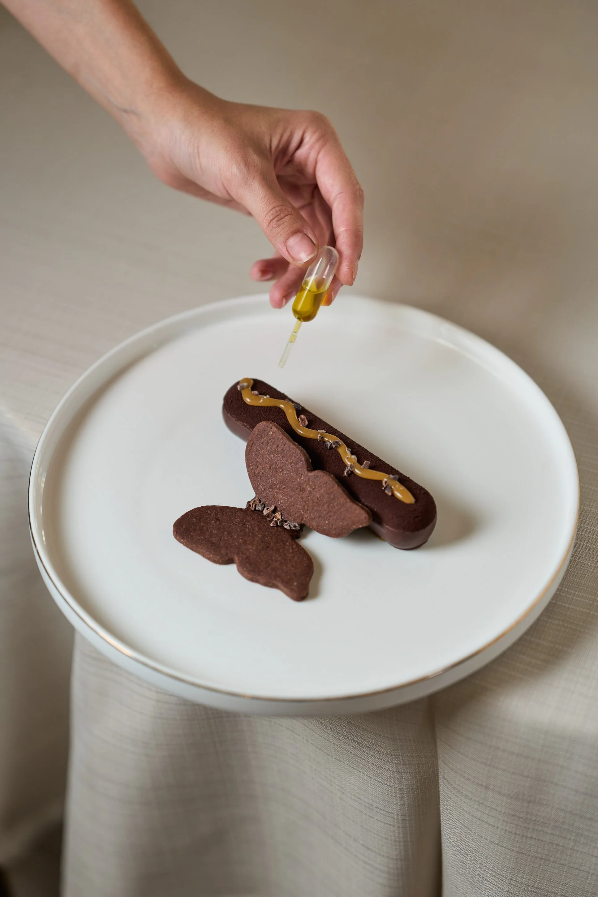 Fotografia food professionale di dessert al cioccolato con caramello in un ristorante fine dining a Milano — Cardinali Studio
