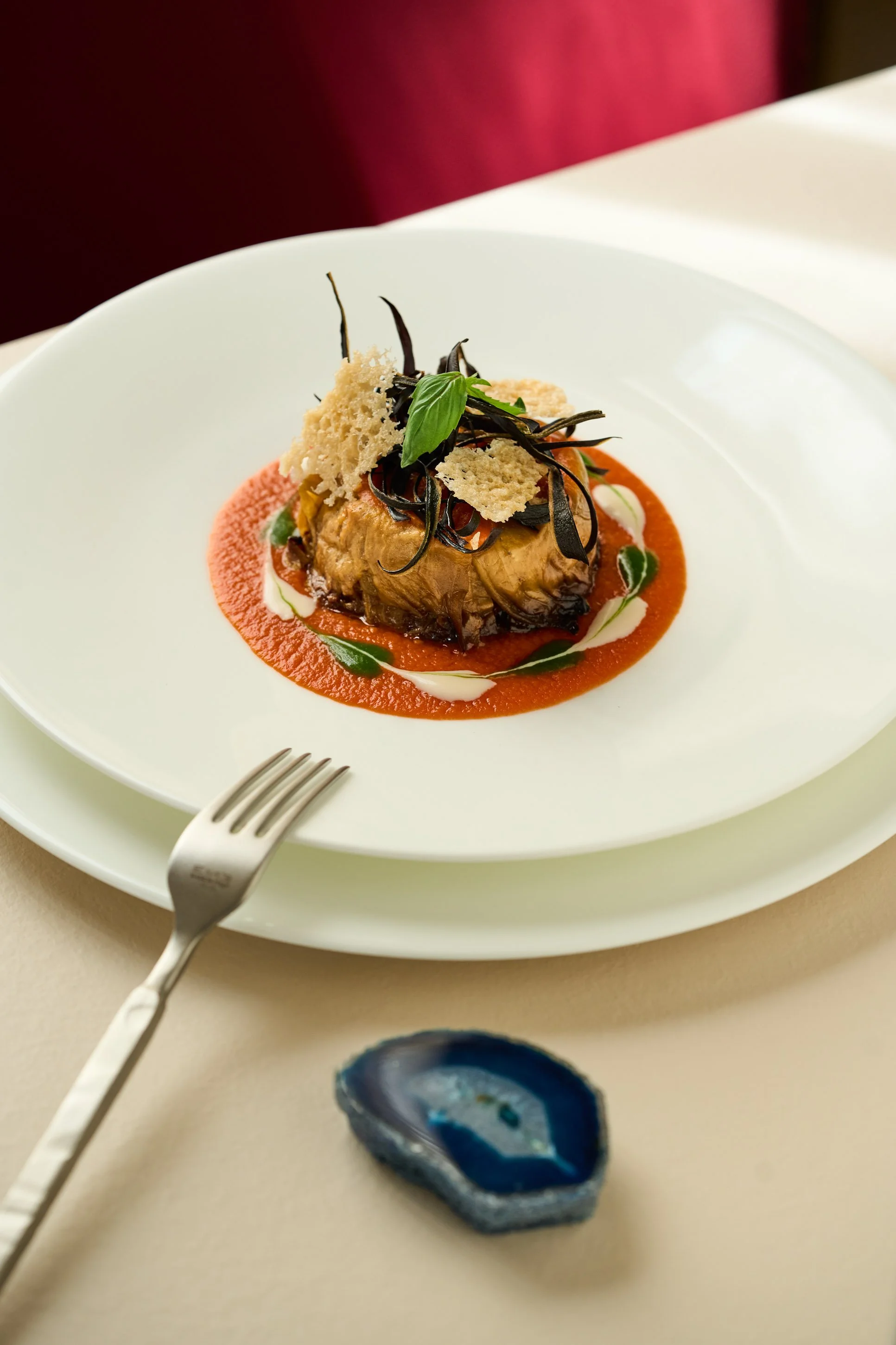 Fotografia food professionale di parmigiana di melanzane gourmet con salsa di pomodoro e verdure croccanti in ristorante elegante a Milano — Cardinali Studio