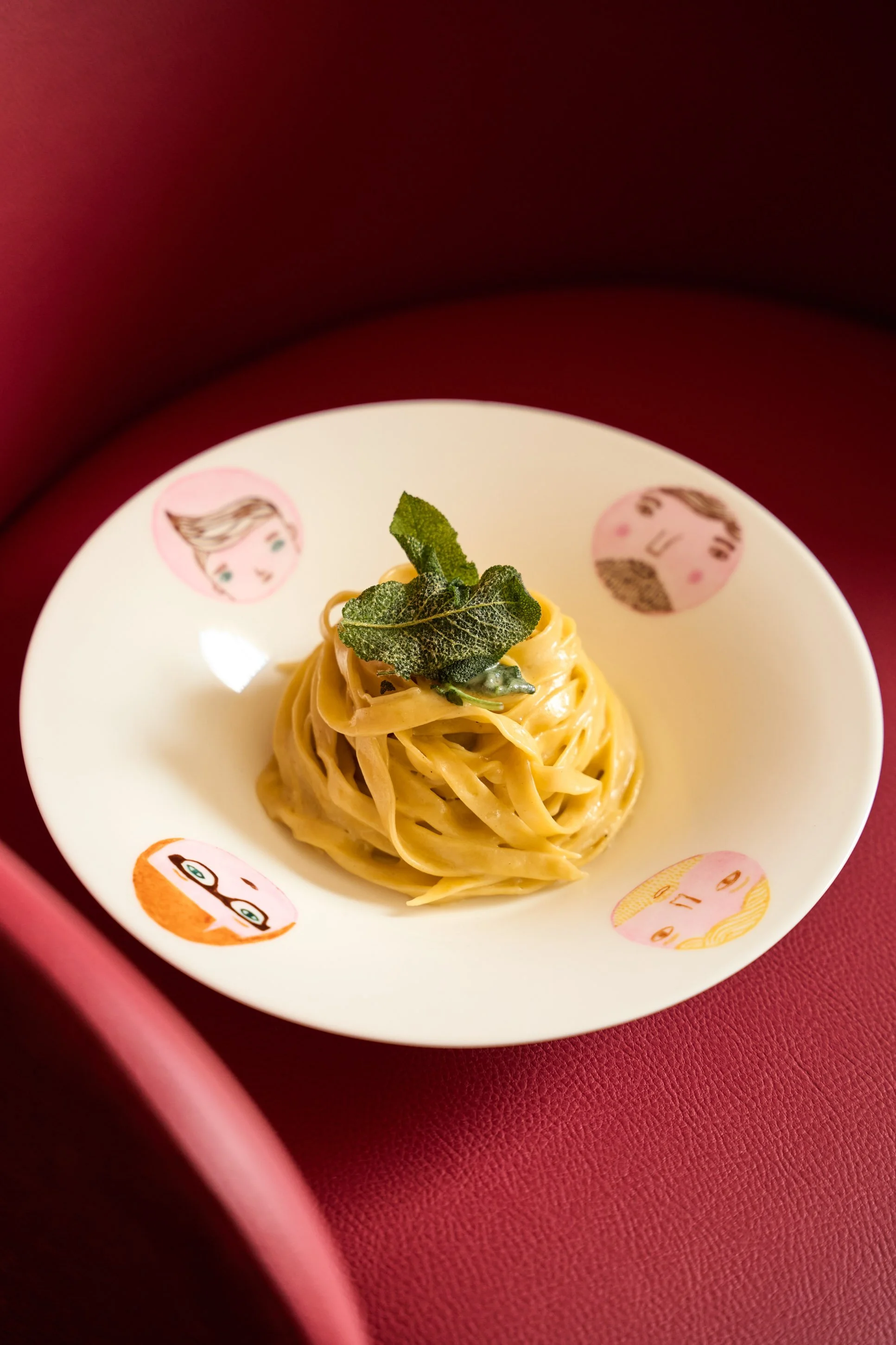 Fotografia food professionale di tagliatelle burro e salvia su sfondo bordeaux in pelle, ristorante a Milano — Cardinali Studio