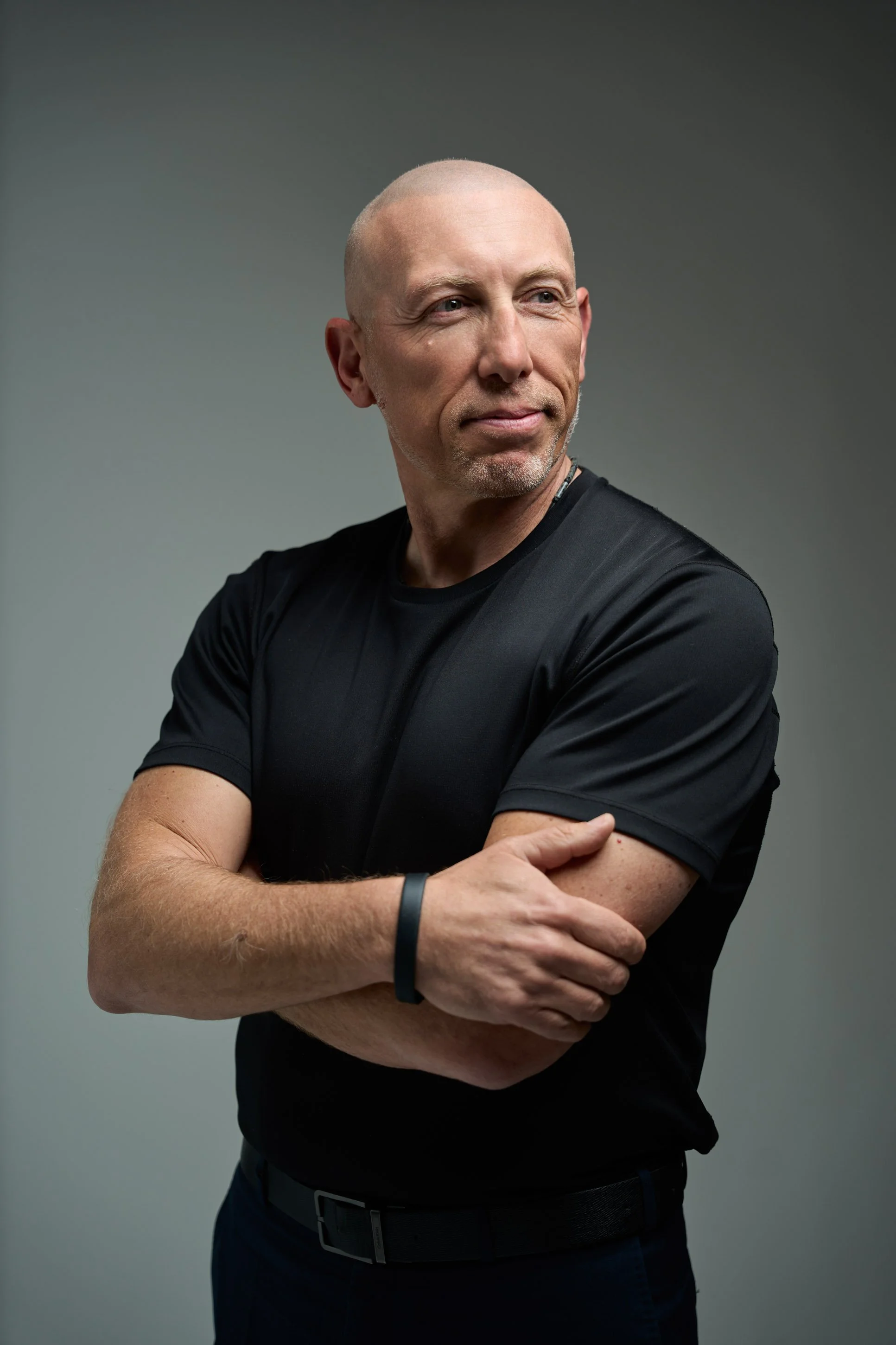 Ritratto fotografico per personal branding: uomo in studio con postura autorevole e sfondo grigio a Milano — Cardinali Studio