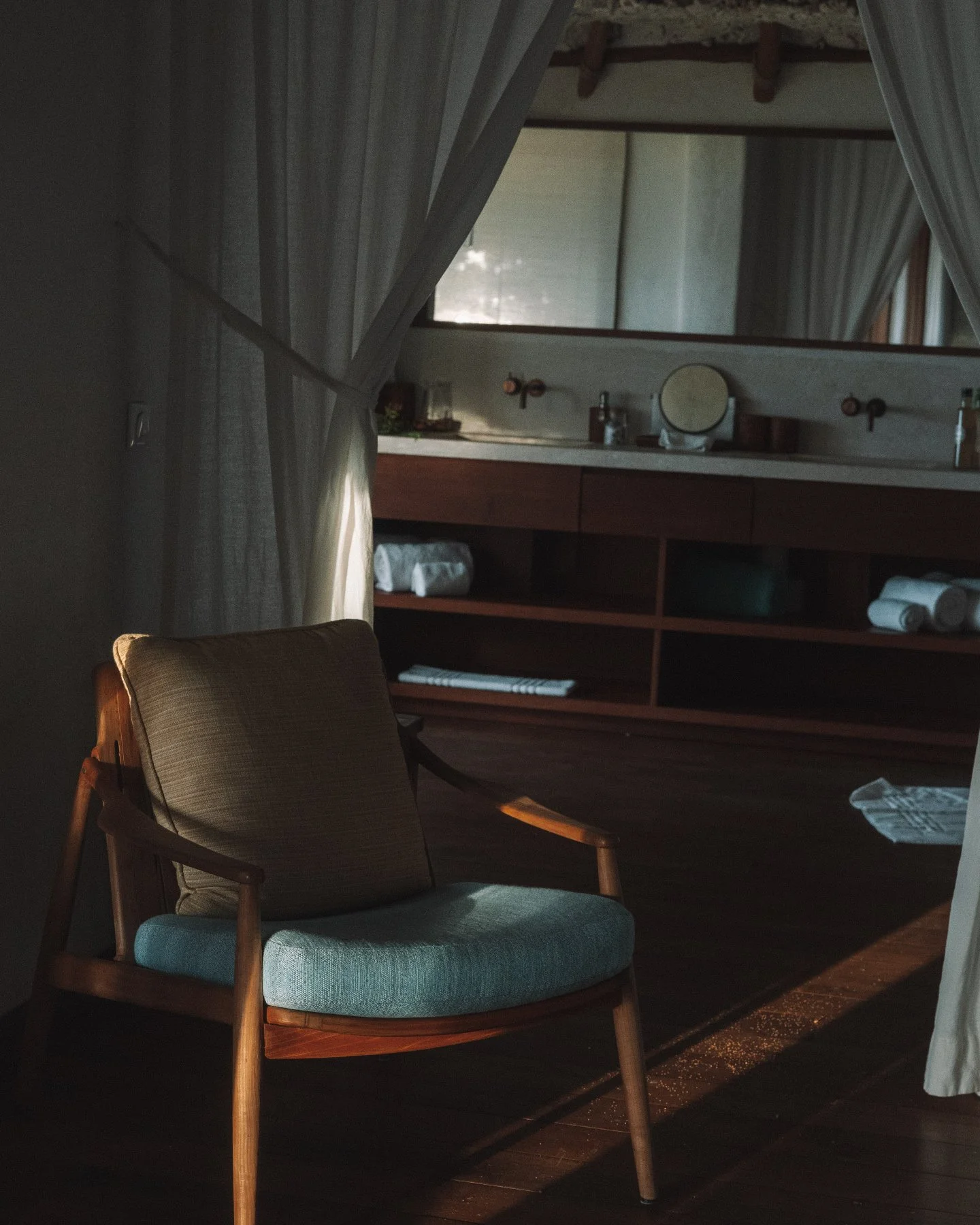 When the light becomes a guest, the room turns into poetry.
Photo credit : @tinihau.b
#island #frenchpolynesia #raiatea
