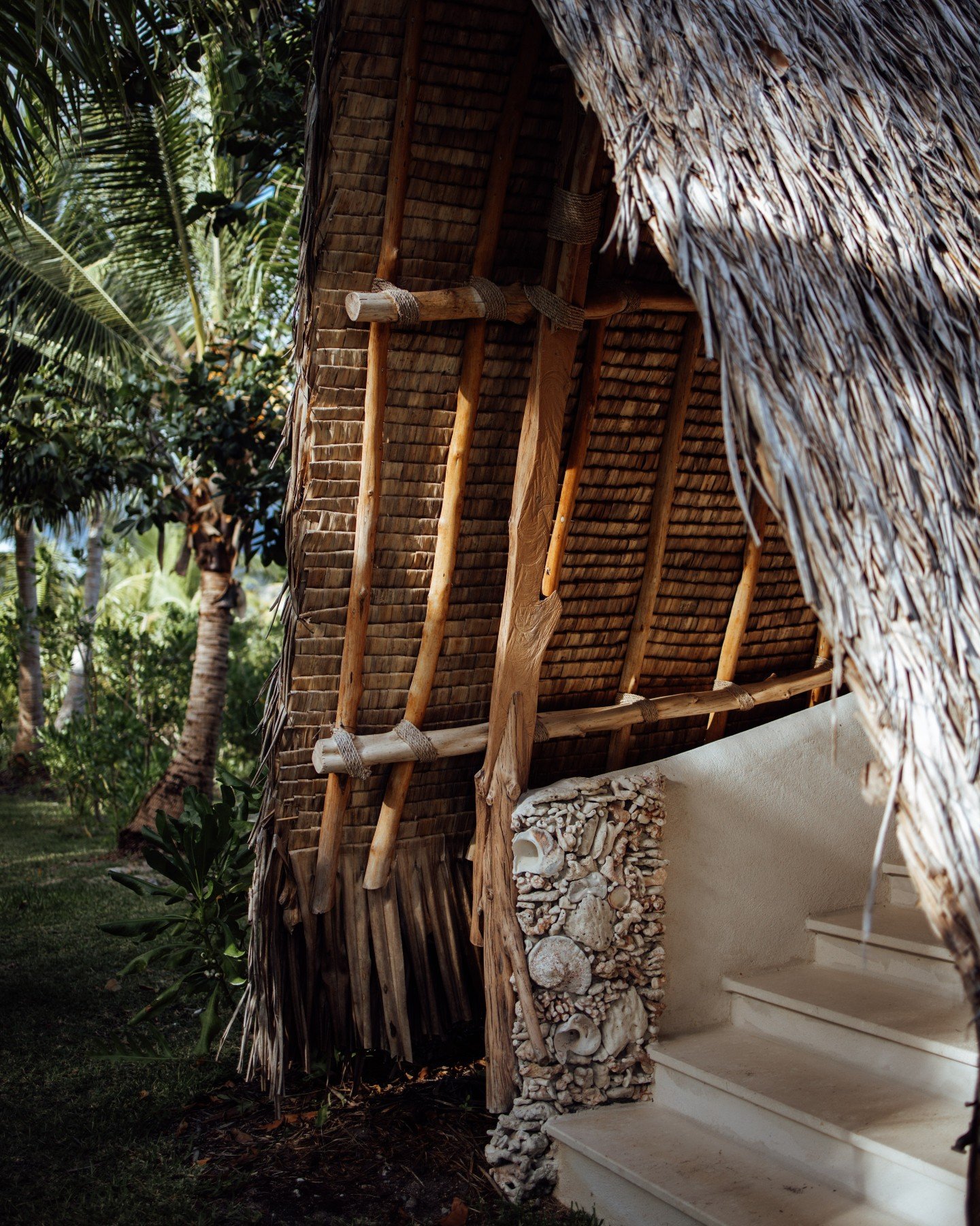 Palm leaves, shells, and wood come together like verses of an ancestral poem, whispering the timeless harmony between land, sea, and tradition.

Photo credit : @tinihau.b

#island #frenchpolynesia #raiatea