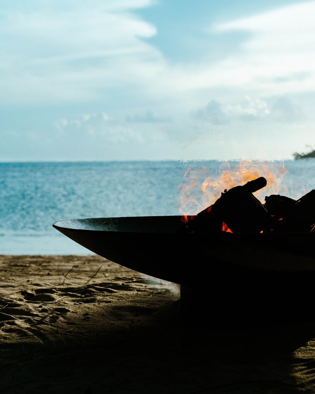 Flames and tides. Nothing else competes.

Photo credit : @jean_adrienn
#island #frenchpolynesia #raiatea