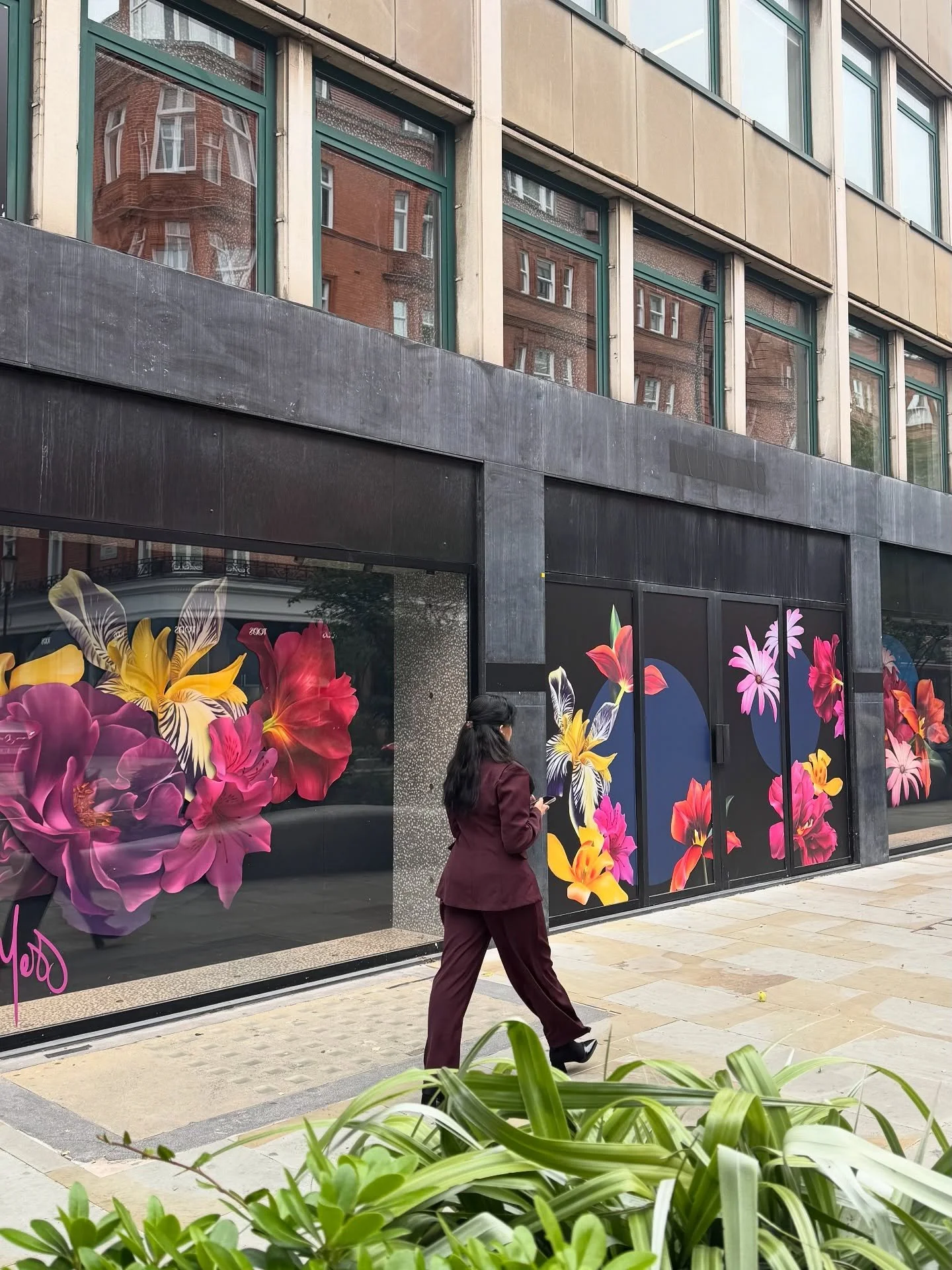 @friezeofficial has partnered with Sloane Street and I&rsquo;m delighted my work has been included in the Frieze x Sloane street, art trail 😍. Lots of gorgeous works of art to see and live art events taking place this week. Let me know if you&rsquo;