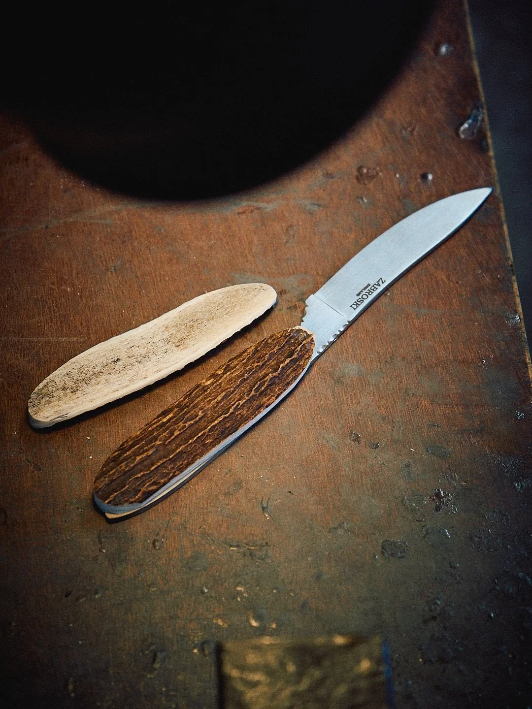 This Knife of the Month project is coming together nicely - a custom pattern featuring a long ricasso area with filework for added grip.

To complement the stag antler handle, the knife is being sheathed in deer skin laminated with my usual premium l