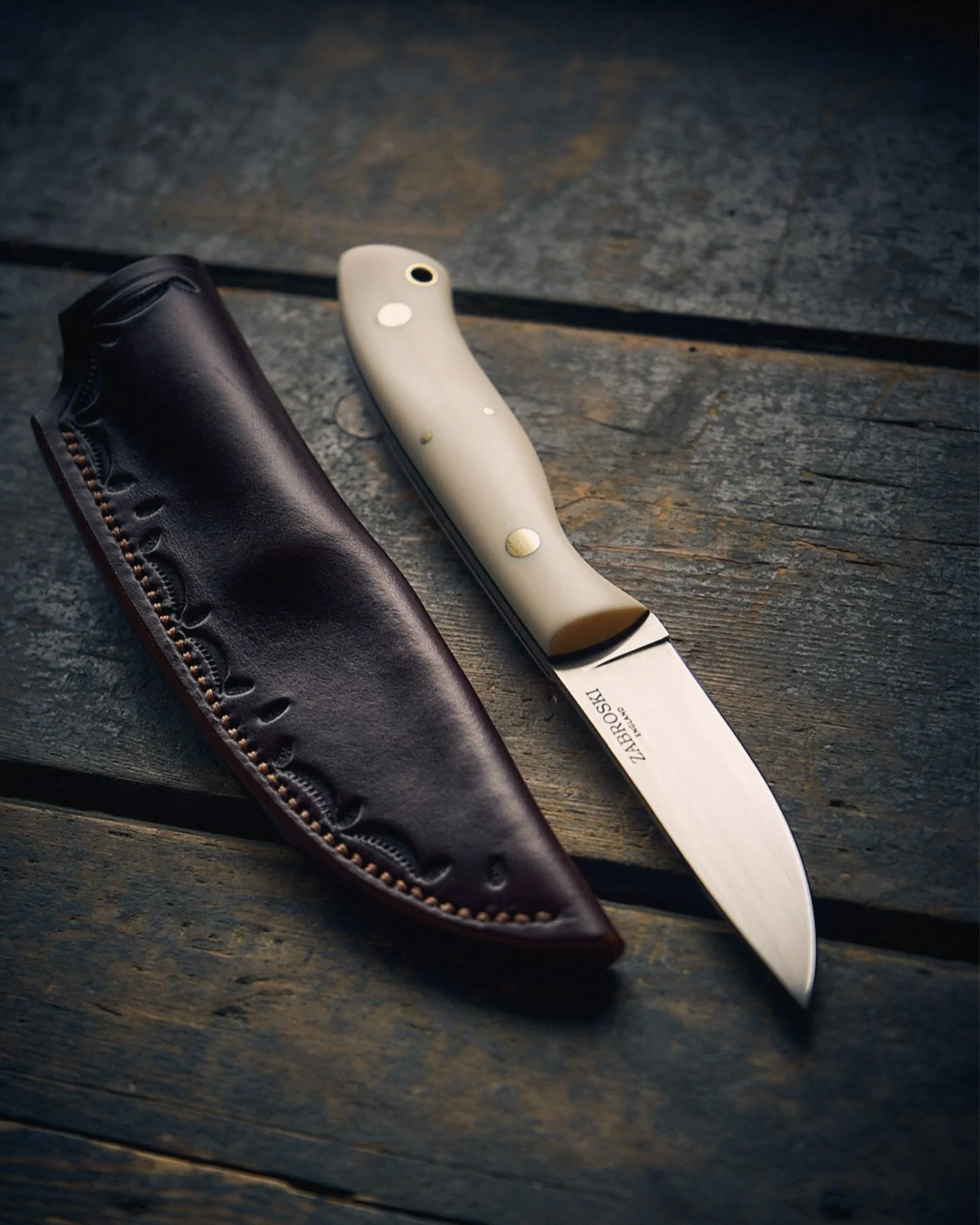 &lsquo;Gunsmoke&rsquo; | @elforyn.de Super Tusk

Sandvik 14C28N stainless steel | Olive G10 liners | Brass Corby bolts, pins, lanyard tube