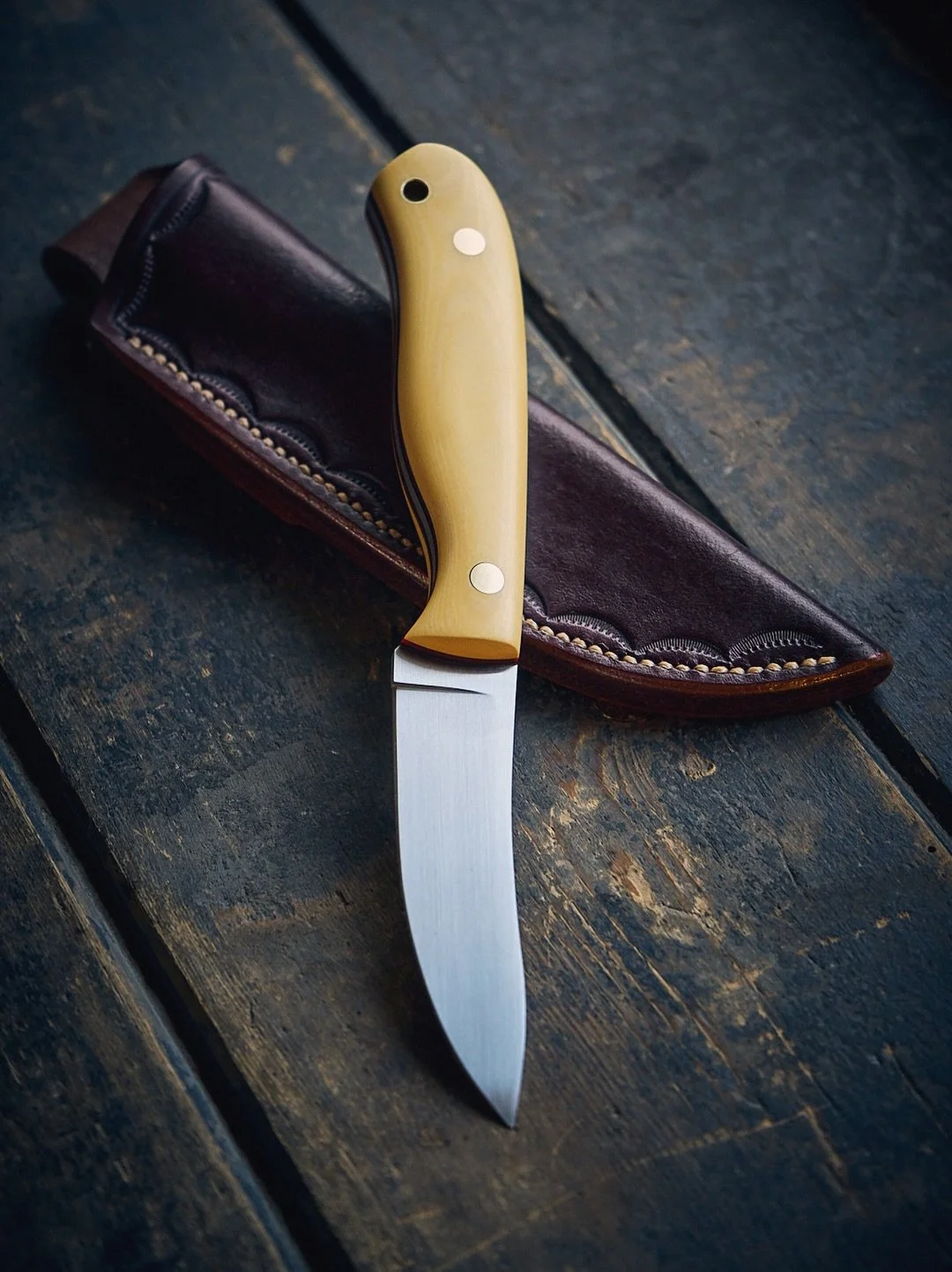 Deerstalker ~ Vintage &lsquo;Antique Ivory&rsquo; coloured Micarta

Wine &amp; Black liners with classic brass Corby bolts for an overall retro vibe.