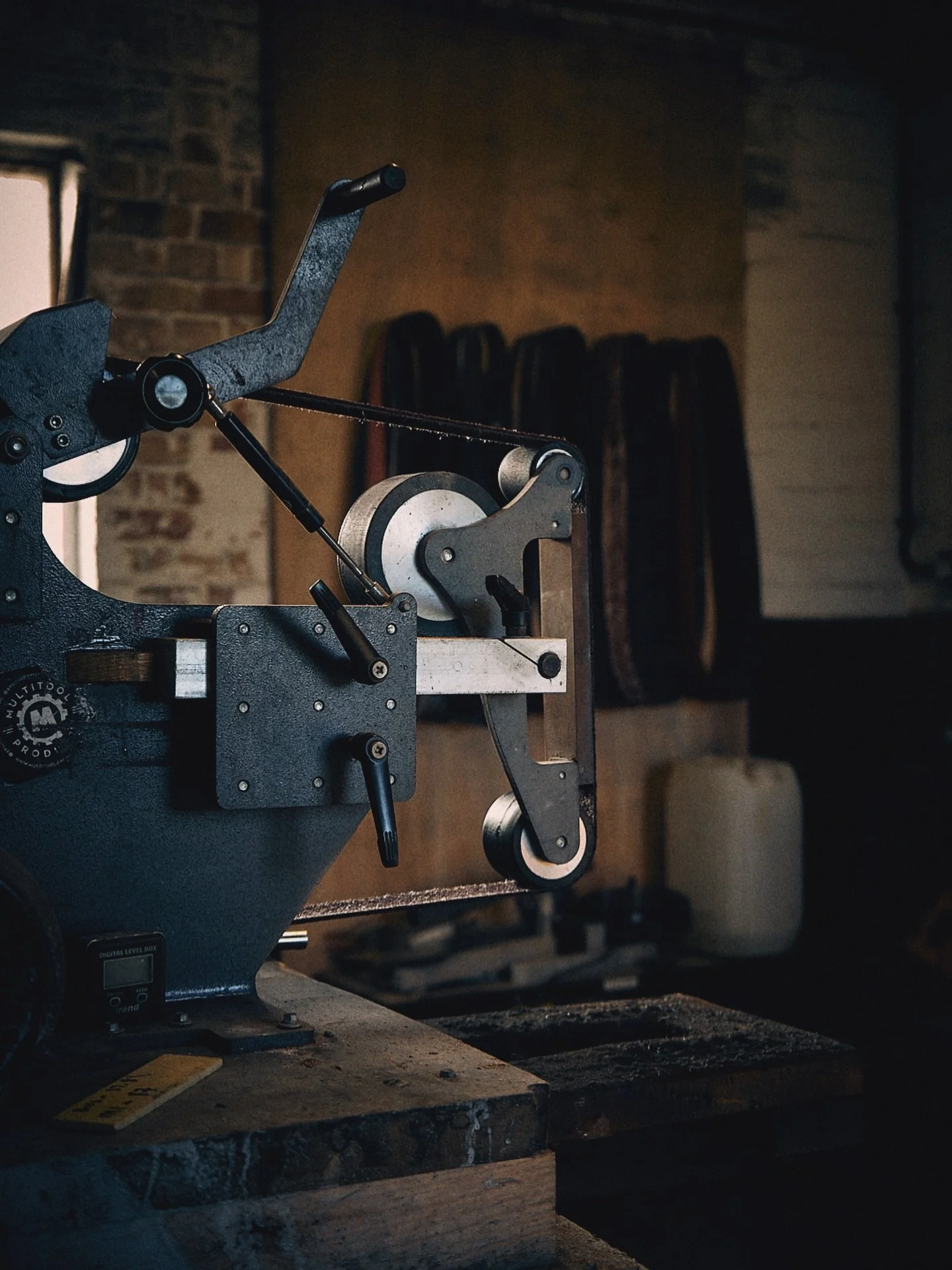 If tools could talk, this one would probably ask for some time off. 

Every blade ground, every handle shaped, since 2019. Dread to think of the cost of abrasive belts it&rsquo;s gone through&hellip; 

@84engineering 
@multitoolproductseurope