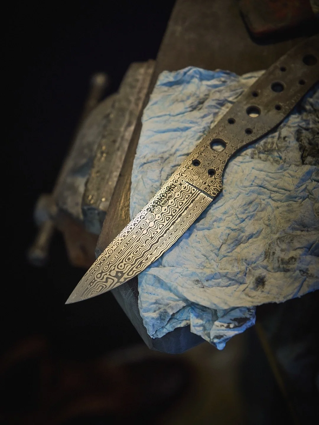 The next phase of work on my contribution to the @thestalkingshowltd auction. 

The blade is etched to reveal the patterned steel, the reproduction Ivory handles are assembled, and finally, all are glued together. The green resin within the Mosaic pi