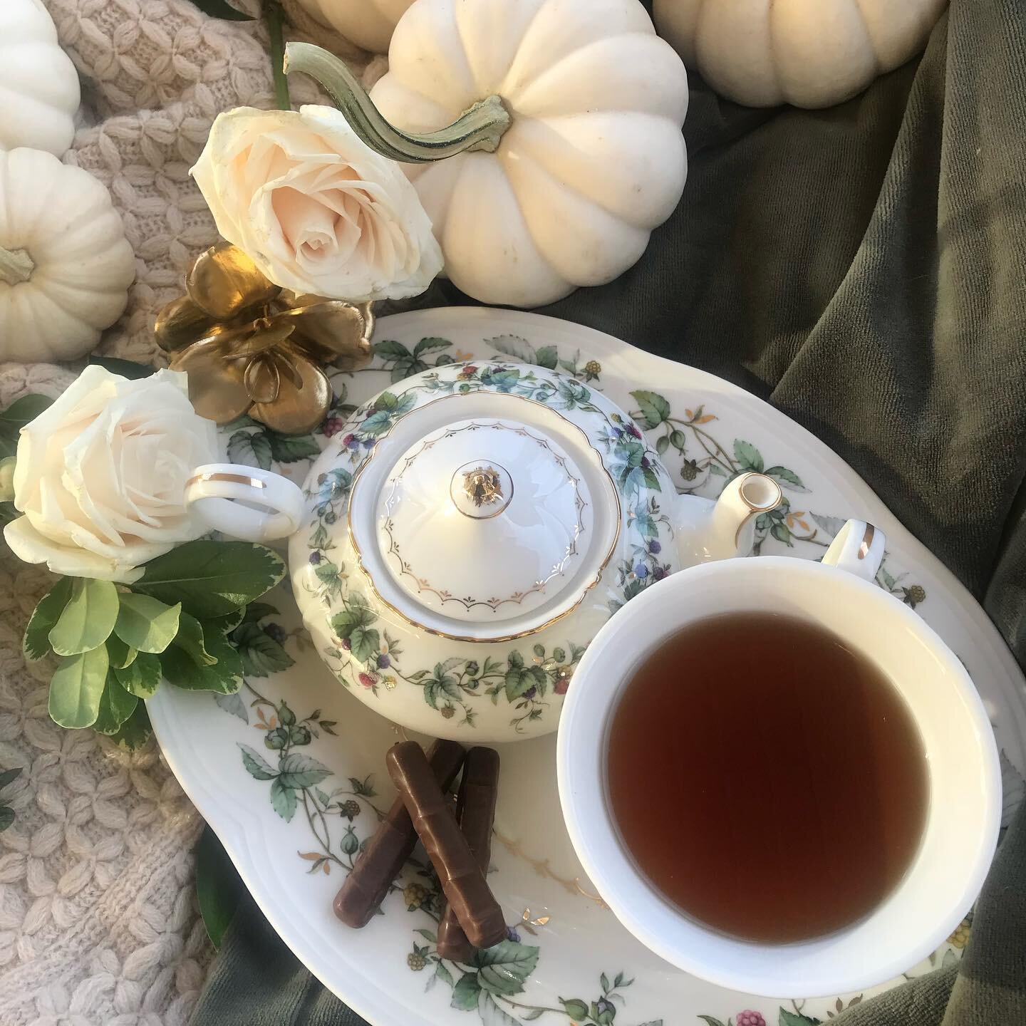 I&rsquo;m feeling those Fall vibes coming in and all the colors of Fall are in the stores... it&rsquo;s time to bring out the Autumn tea sets around the house!  Yay!  It&rsquo;s my favorite season!!! Happy first day of Fall!!! 
📷 @akbrides 
.
.
.

#