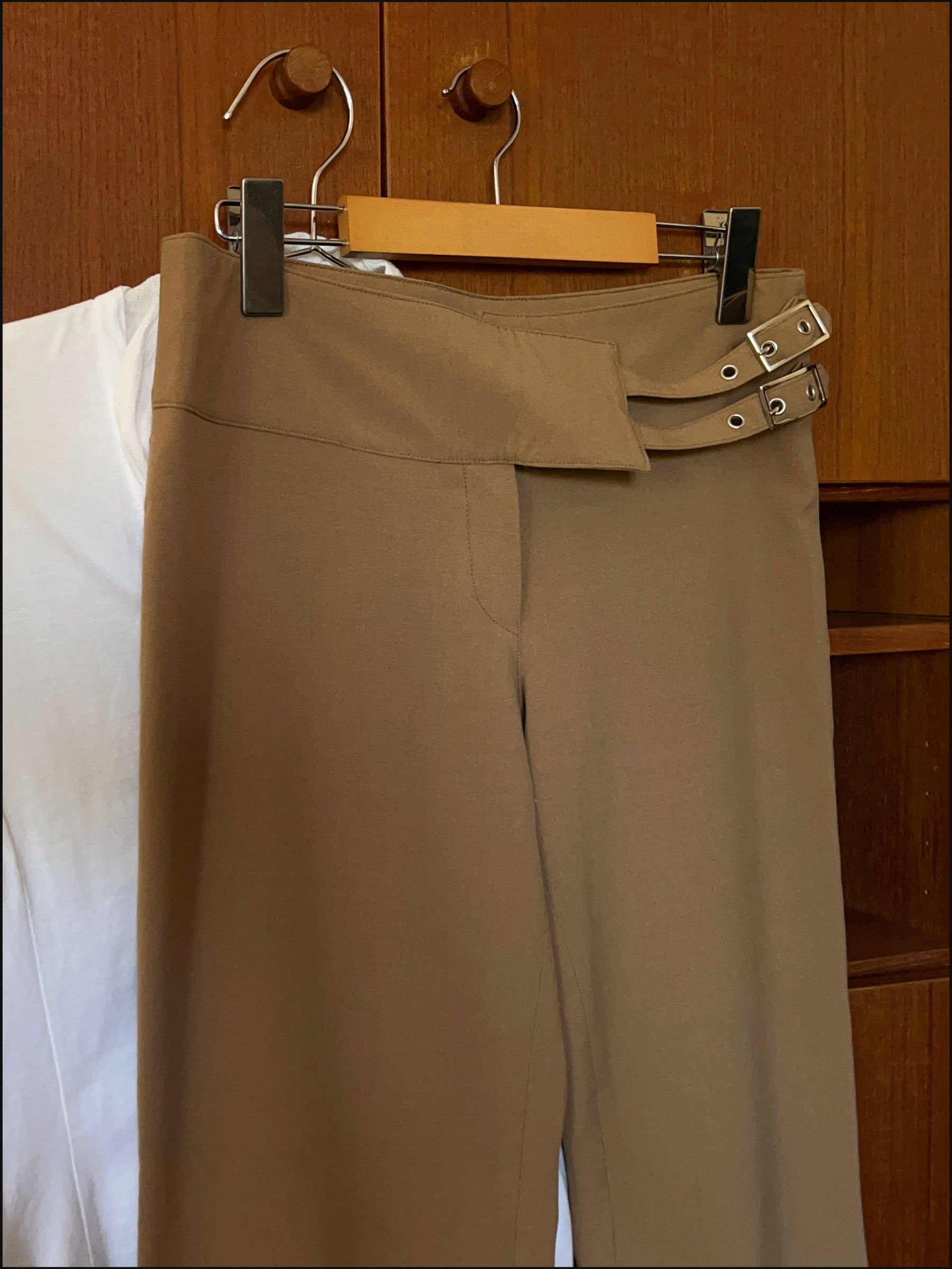 buckle trousers cover (2).png