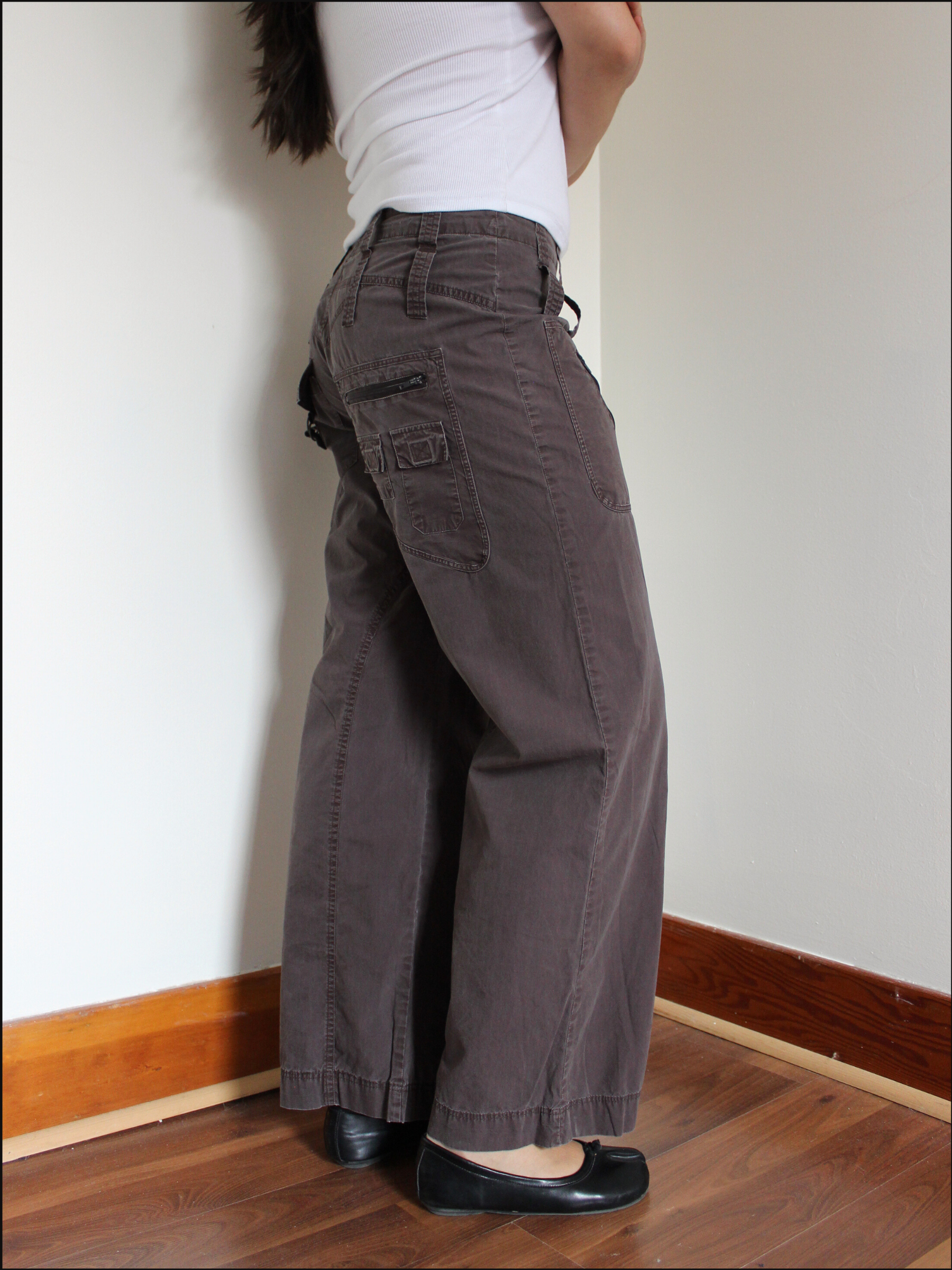 barrel cargo pants cover (3).png