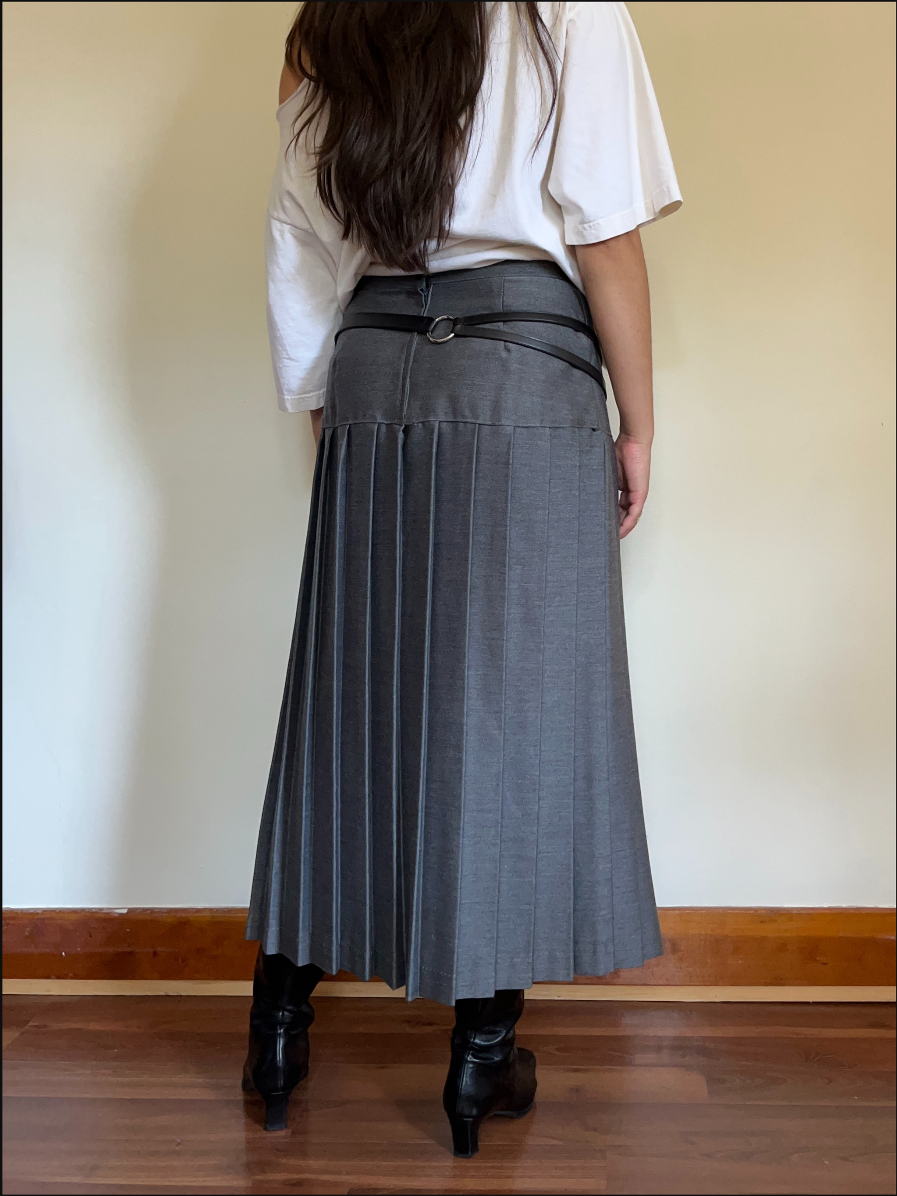 grey drop pleat skirt cover (11).png