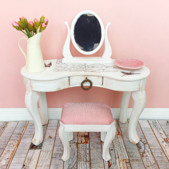 Stool and Mirror 2.png
