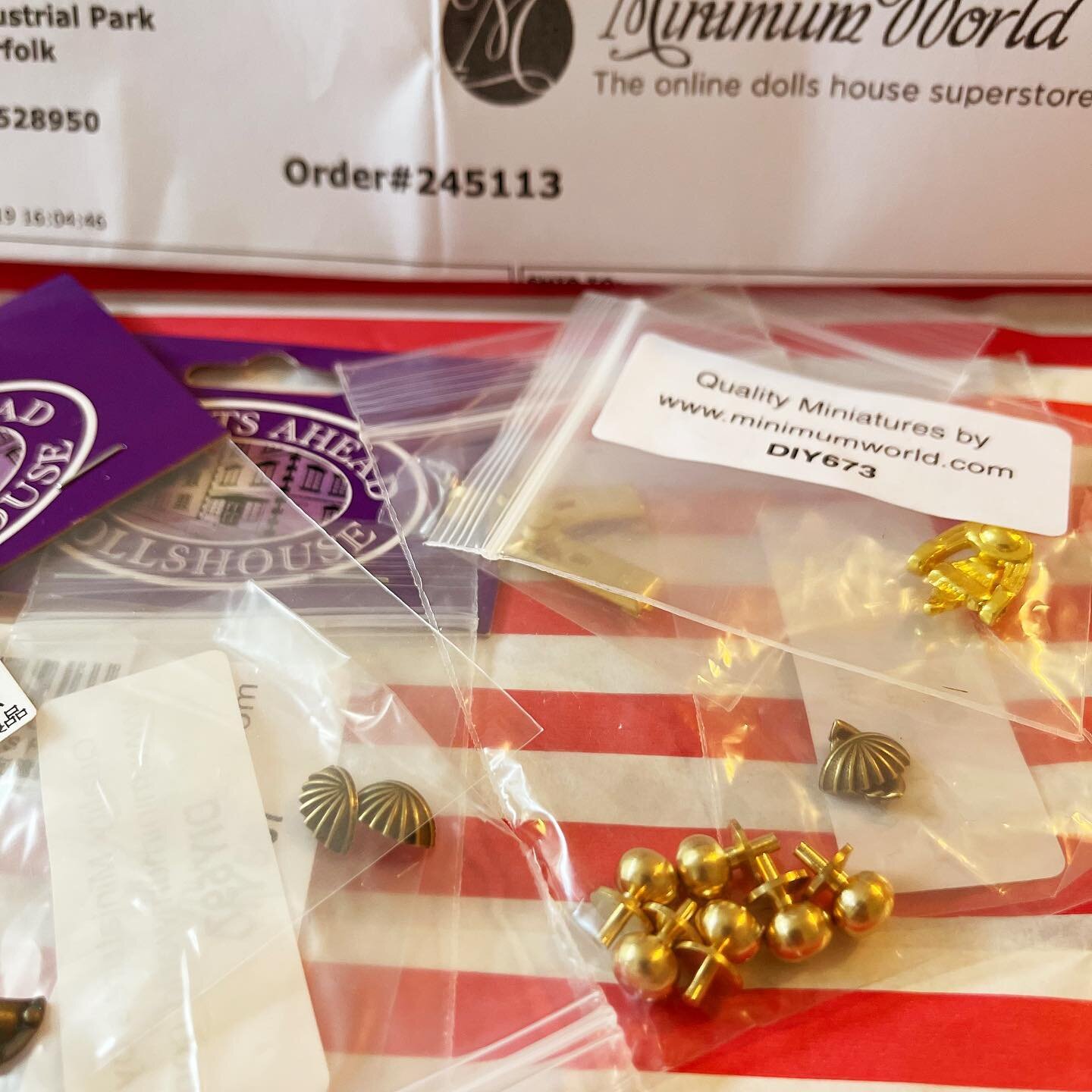 Just received my order of knobs and knockers 🤦&zwj;♀️🤣 from @minimum_world_miniatures 🤩 what could we possibly be making next then?!?! 🤔🤔🤔😉🤓🤓🤓
.
.
.
.
.
.

#diyminiatureprojects #dollhouseminiatures #dollshouse #miniature #miniatura #dailym