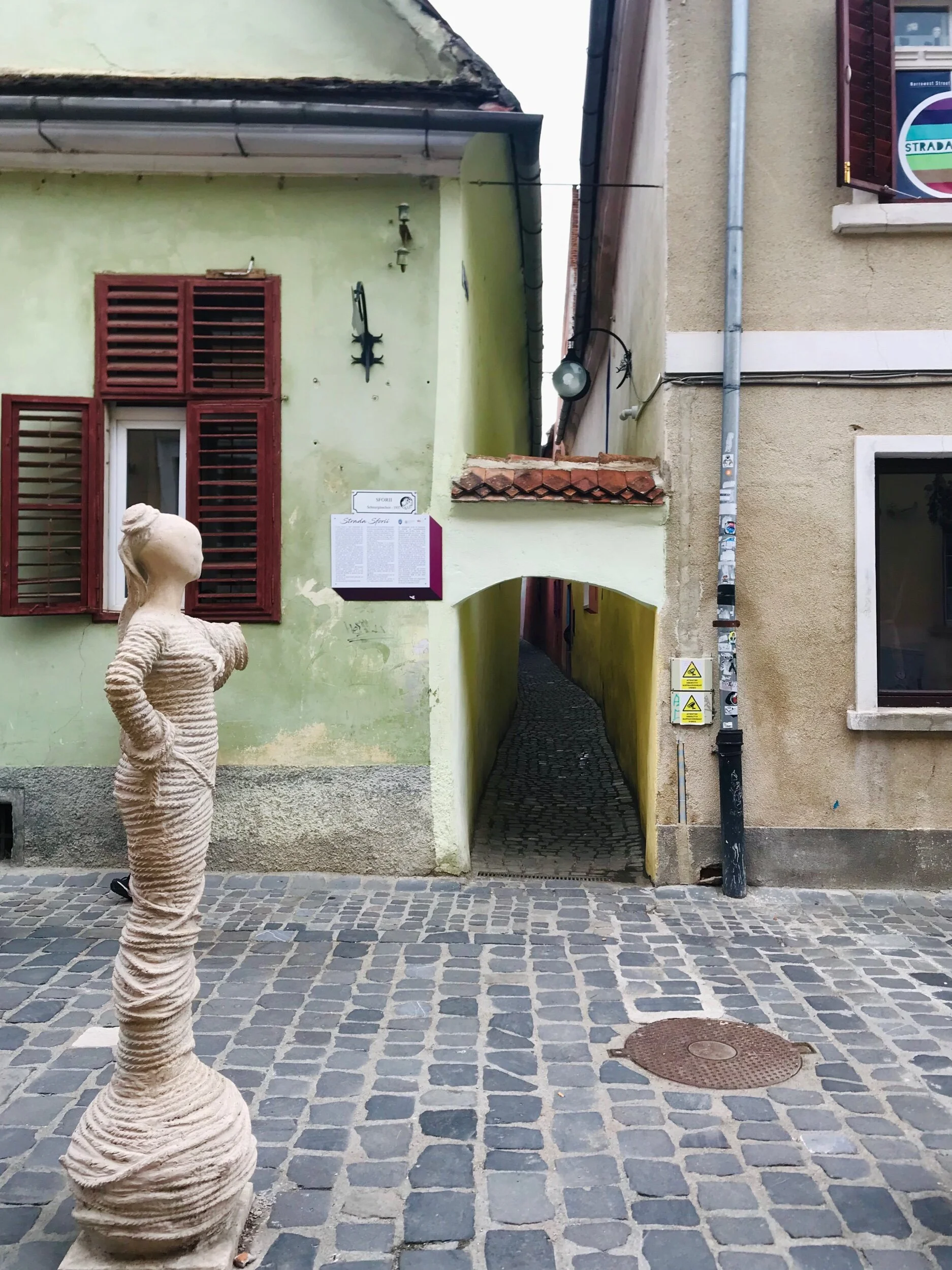 A welcoming statue to Rope Street