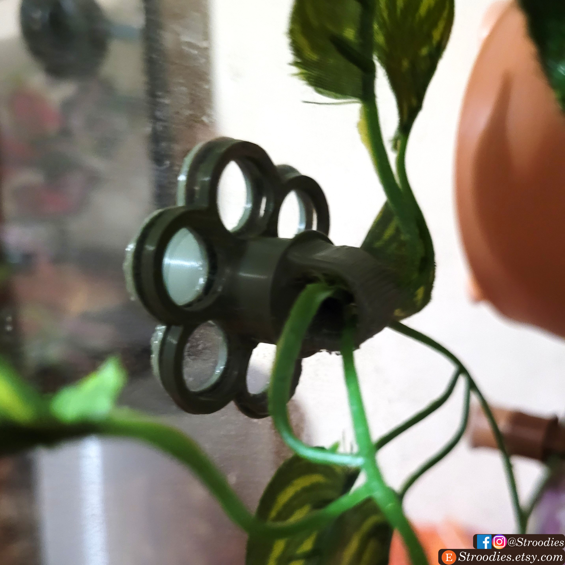 Stroodies Magnetic Plant Holder