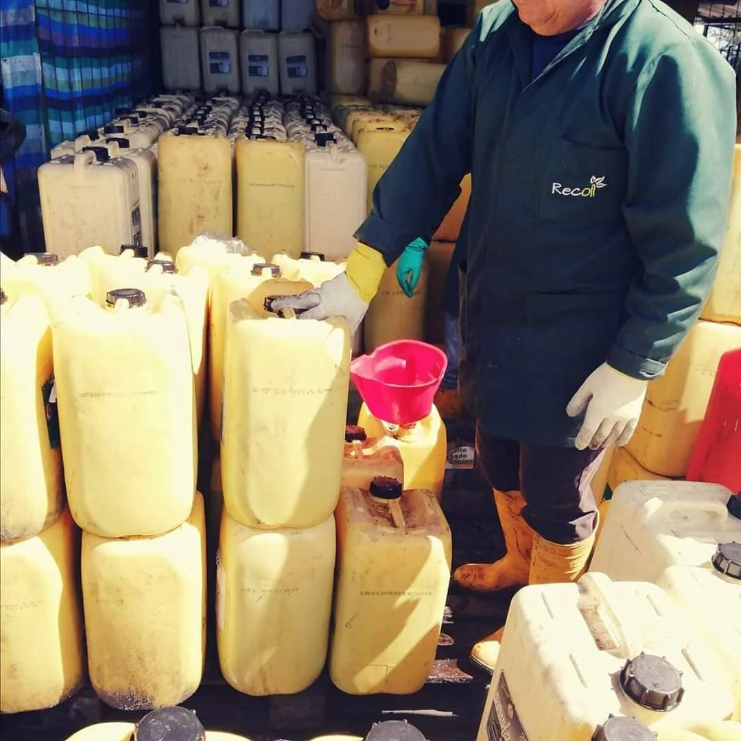 ♻️ Seguimos avanzando, cuidando y preservando nuestro planeta 😃 un litro de aceite de cocina usado contamina mil litros de agua. 🤔 Cambia tus habitos  y no viertas el aceite por el  sifon, recoges y recicla tu aceite y nosotros te lo compramos.

Ll