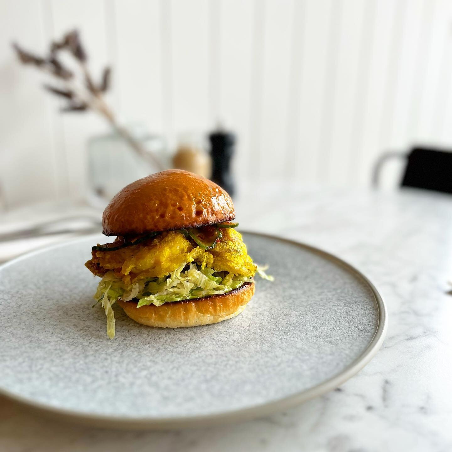 This new chicken burger is one of our best yet! Keep an eye out for our new menu coming Tuesday.

.⁣
.⁣
.⁣
.⁣
#breakfastinmelbourne #foodblogger #melbourne #melbourneblogger #melbournebreakfast #melbournebrunch #melbournecafe #melbourneeats #melbourn