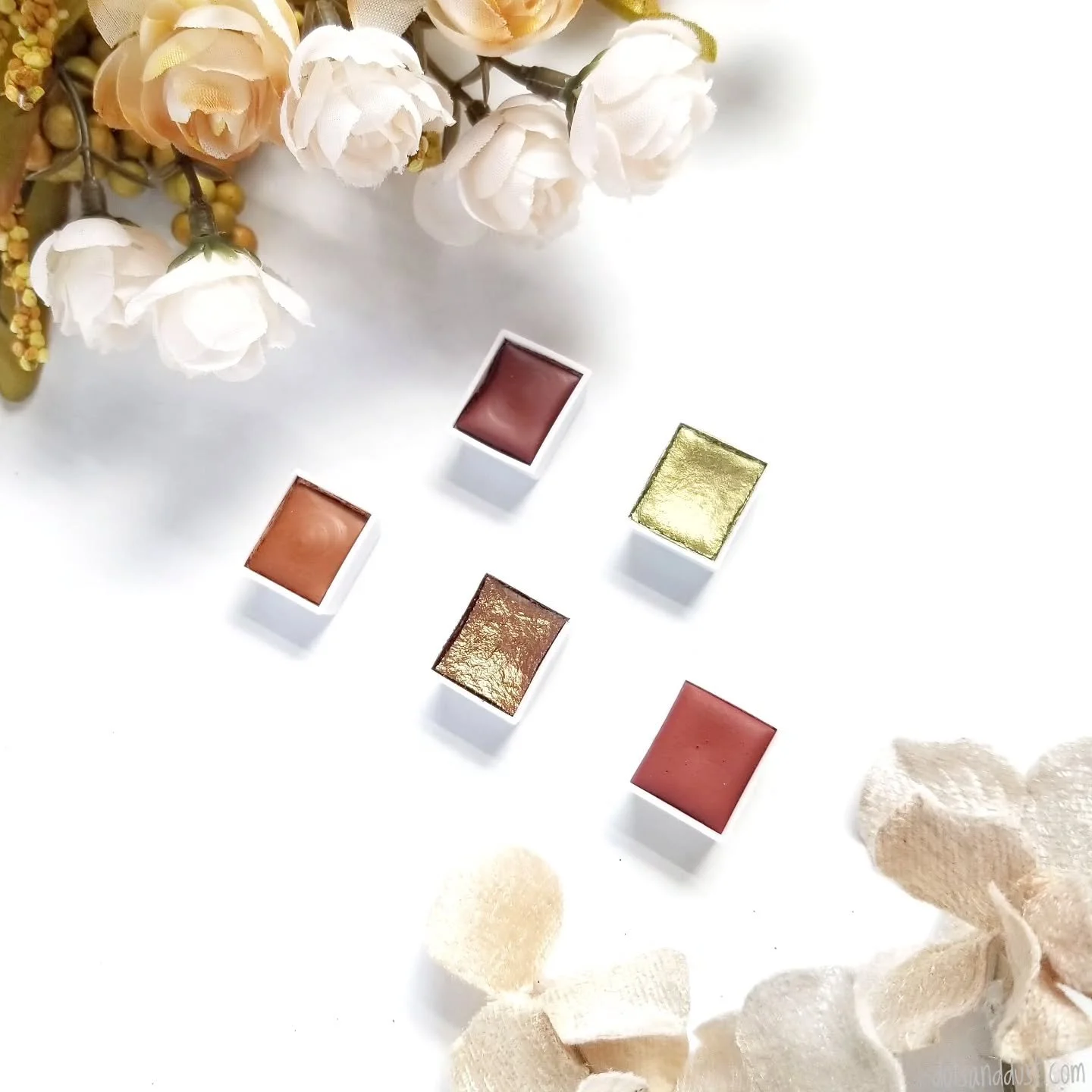 My two faves for Fall 🍁

Our &quot;Fall in Love&quot; and &quot;Country Roads&quot; handmade watercolor sets are the PERFECT paints for all of your autumn art creations.

Each color brings on the vibes of comfort and warm. 🧣

And right now, ALL our