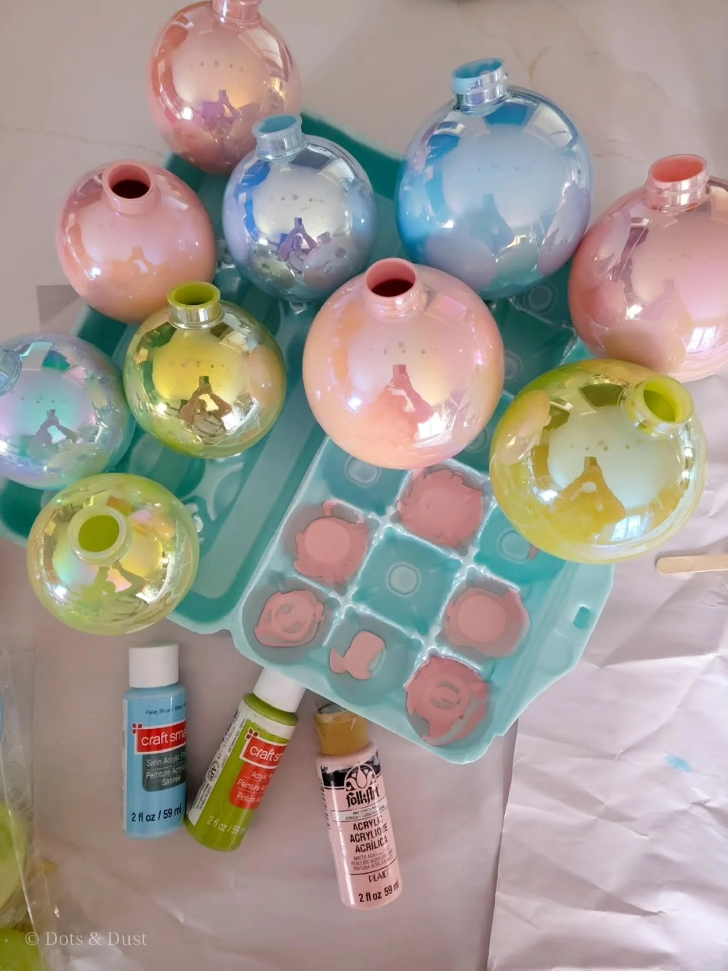 DIY Painted Iridescent Christmas Baubles ❄️

When I realized that I didn't buy enough ornaments for our new tree last year, I knew I had to make my own!

These cute &amp; whimsical Iridescent baubles are super easy to make.

Just a little bit of acry