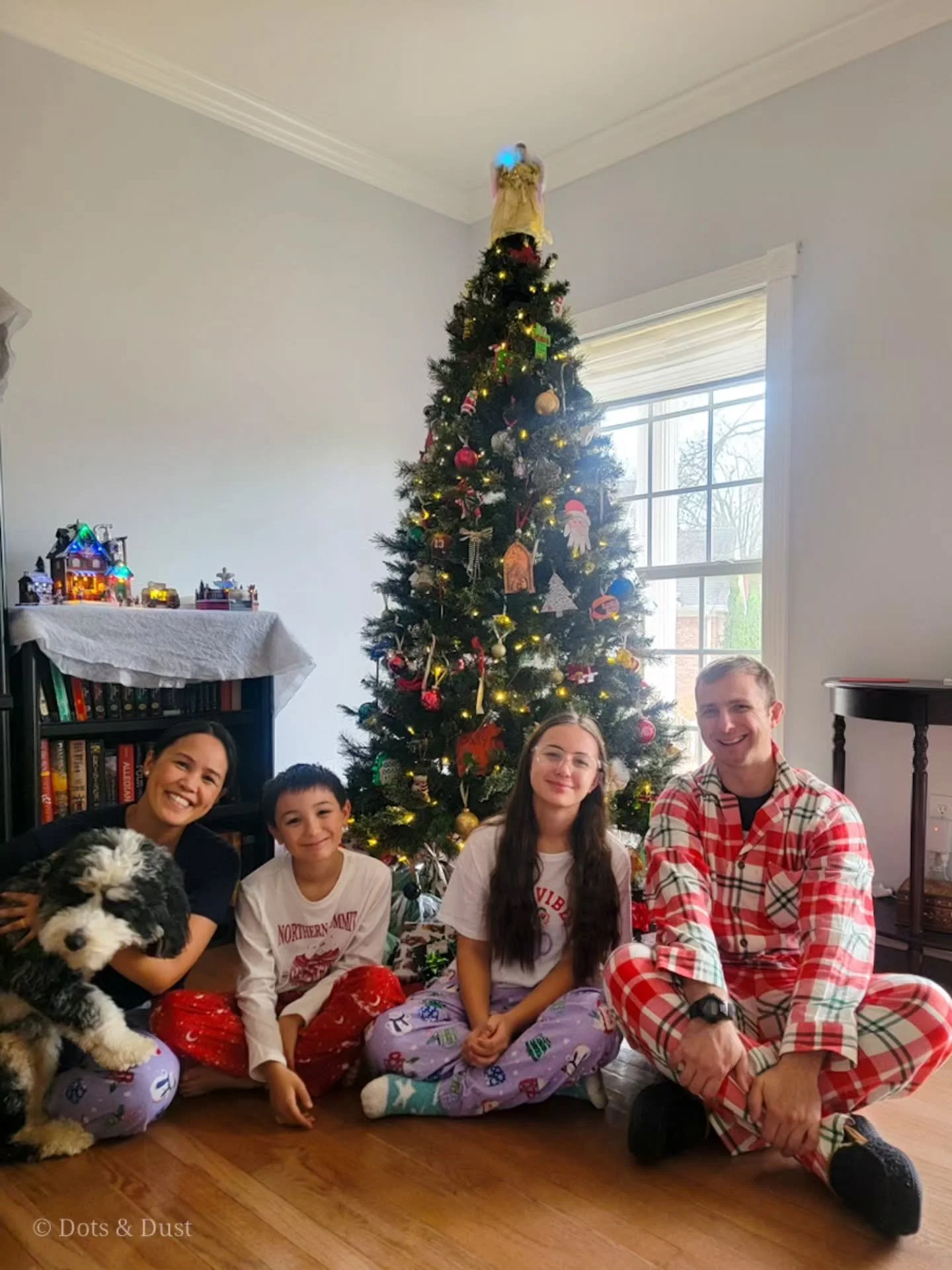 Merry Christmas from our family to yours! 💕

Starting the morning off by making donuts and singing "Happy Birthday" to Jesus is the best way to kick off our "homebody-style" Christmas! 😁

Watched Christmas movies, playing UNO No