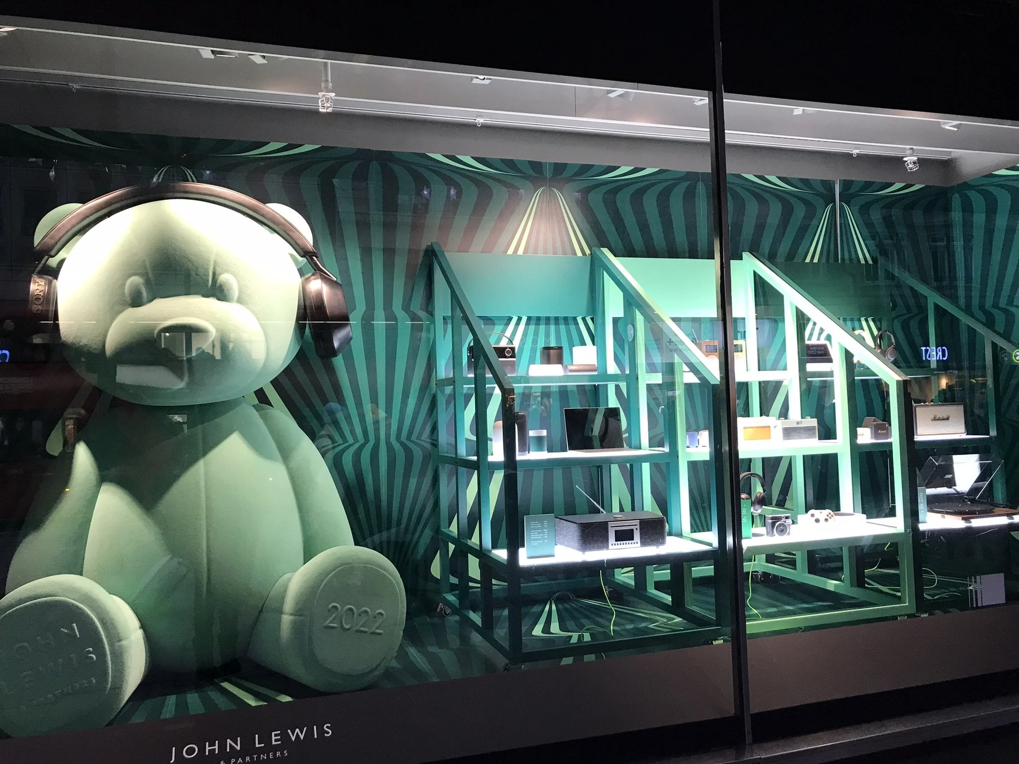 RETAIL EYE - TRENDS IN RETAIL AND POS